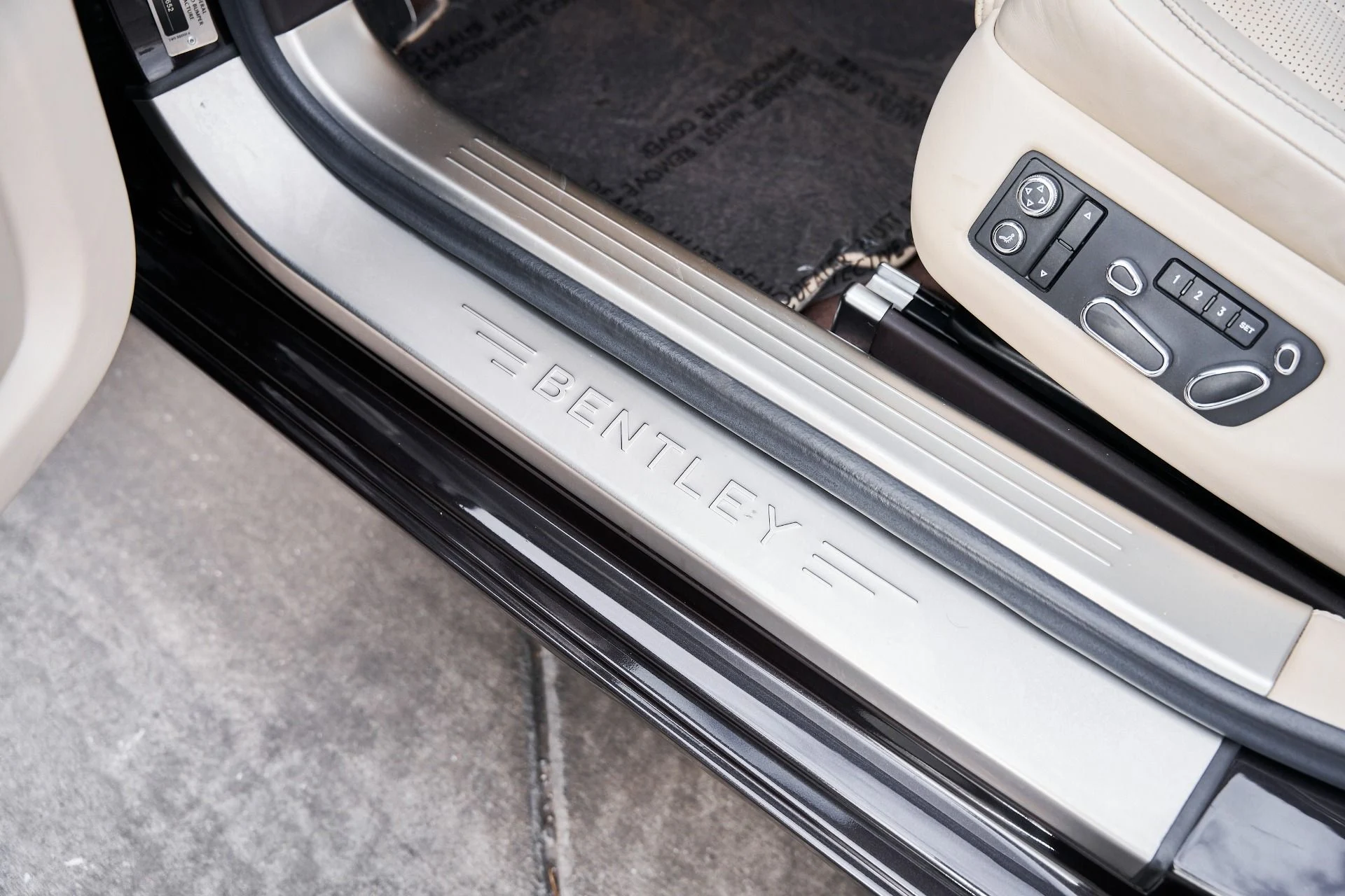 mph033_589814678_Used_2015_Bentley_Flying_Spur_V8_1769278353_245b659a45