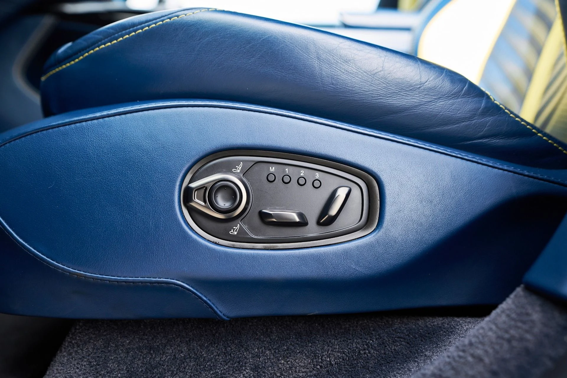 mph033_596193752_Used_2023_Aston_Martin_DBX_707_1762900355_6e39d8898f