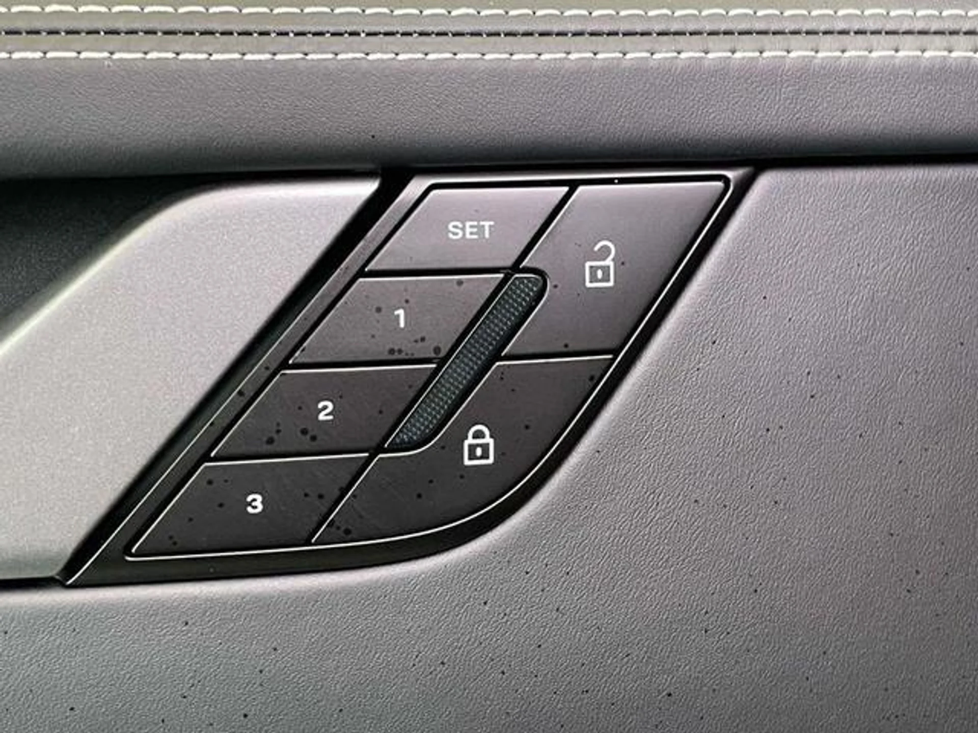 mph033_610144376_Lk_Qfdrbkm_Waxl9_vx_p1_V9at_RM_ff62551409