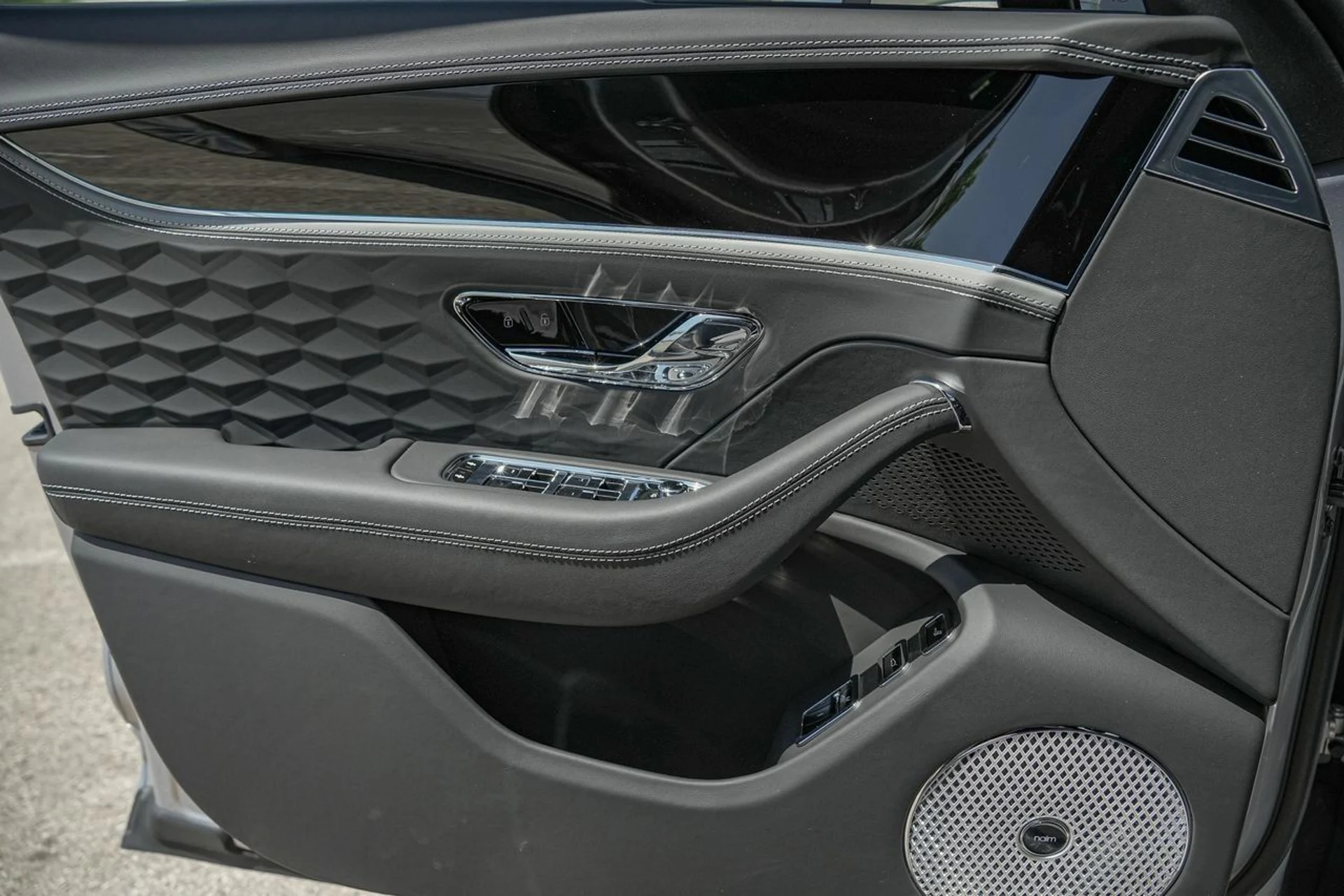 mph033_611354619_Hi_Tech_Luxury_Imports_LLC_SCBBR_6_ZG_8_SC_021779_image_33_9fc87a232d