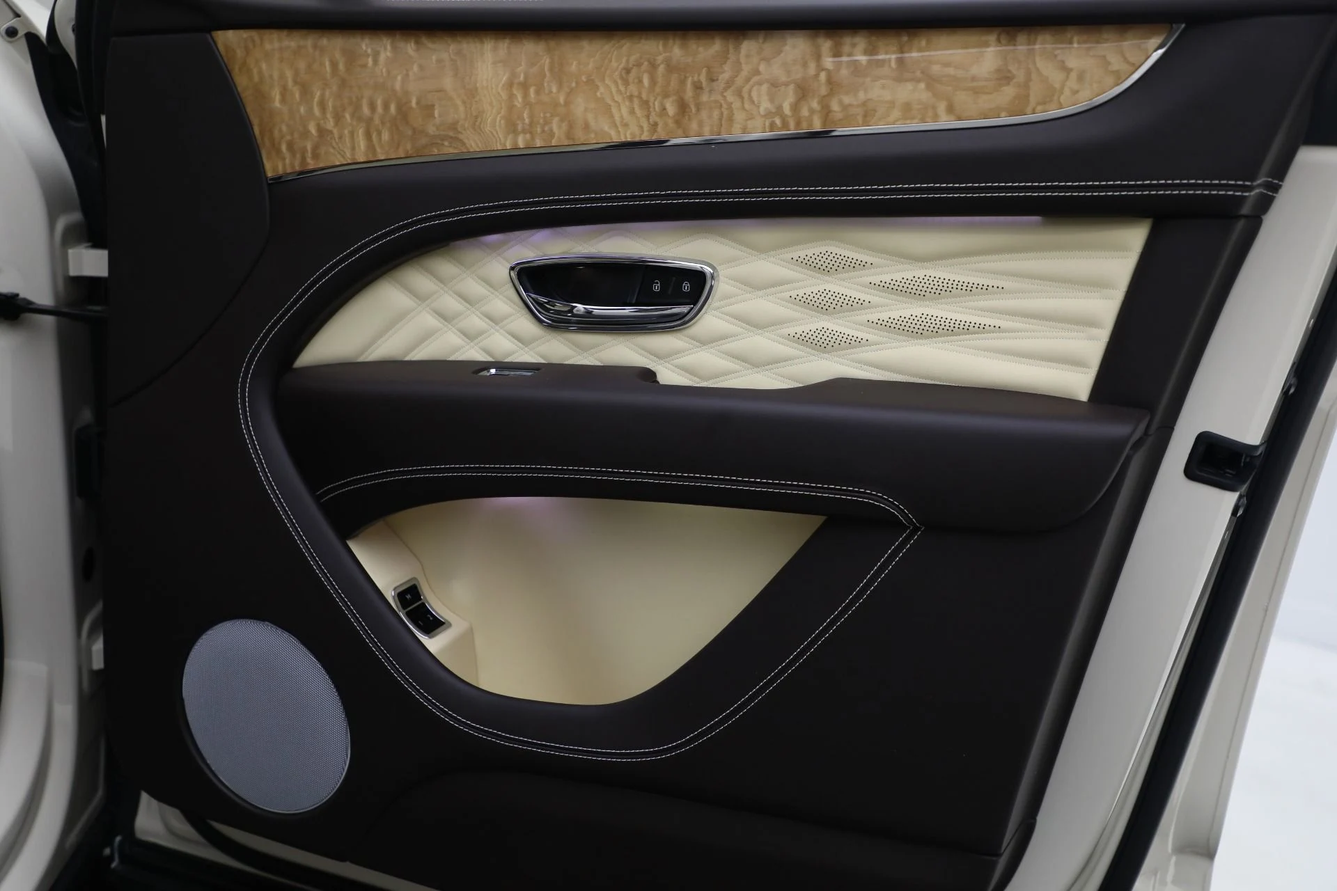 mph033_627474462_New_2025_Bentley_Bentayga_Azure_V8_0aba3c5e68