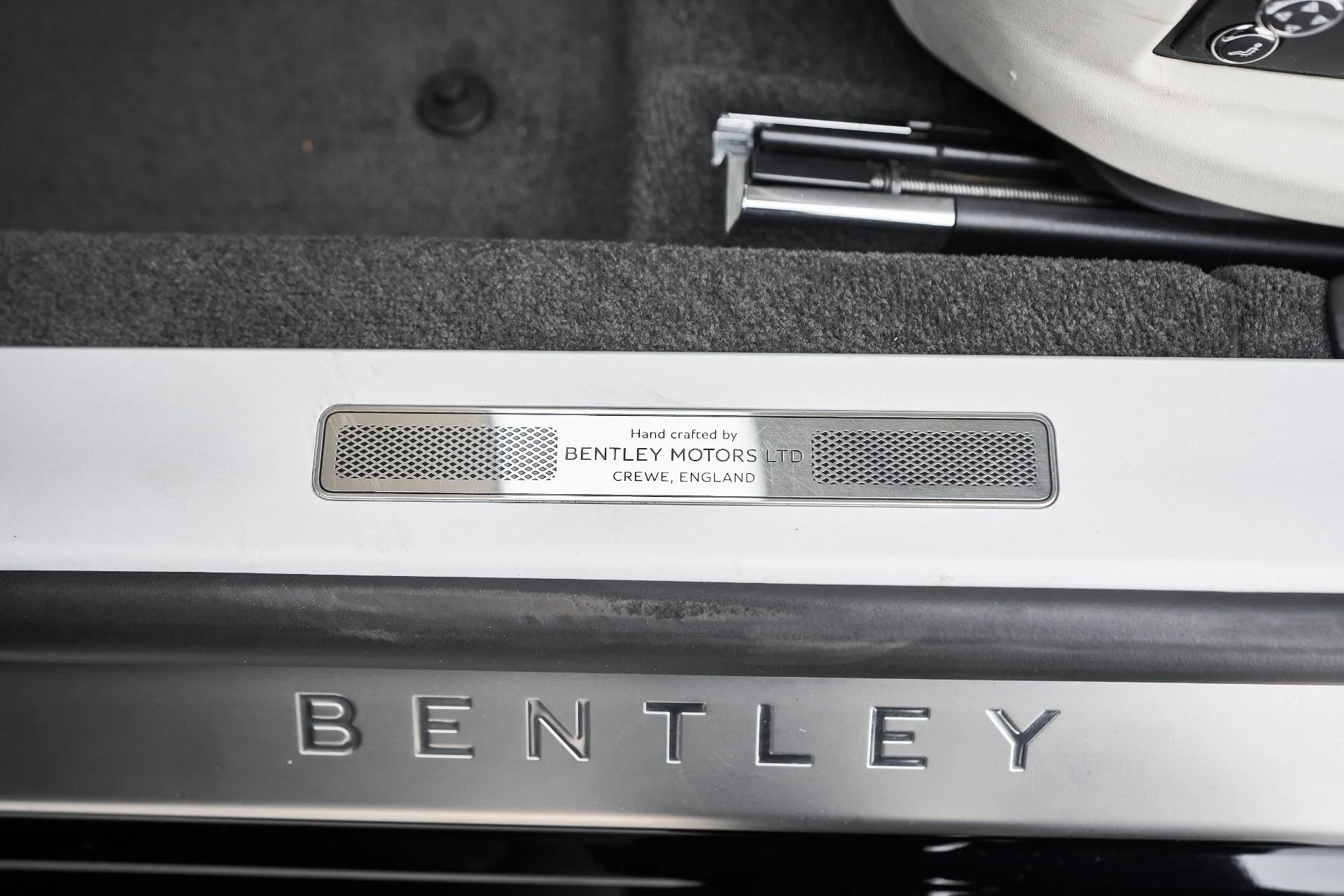 mph033_627493272_Used_2022_Bentley_Flying_Spur_V8_1763502811_9a44d58b89