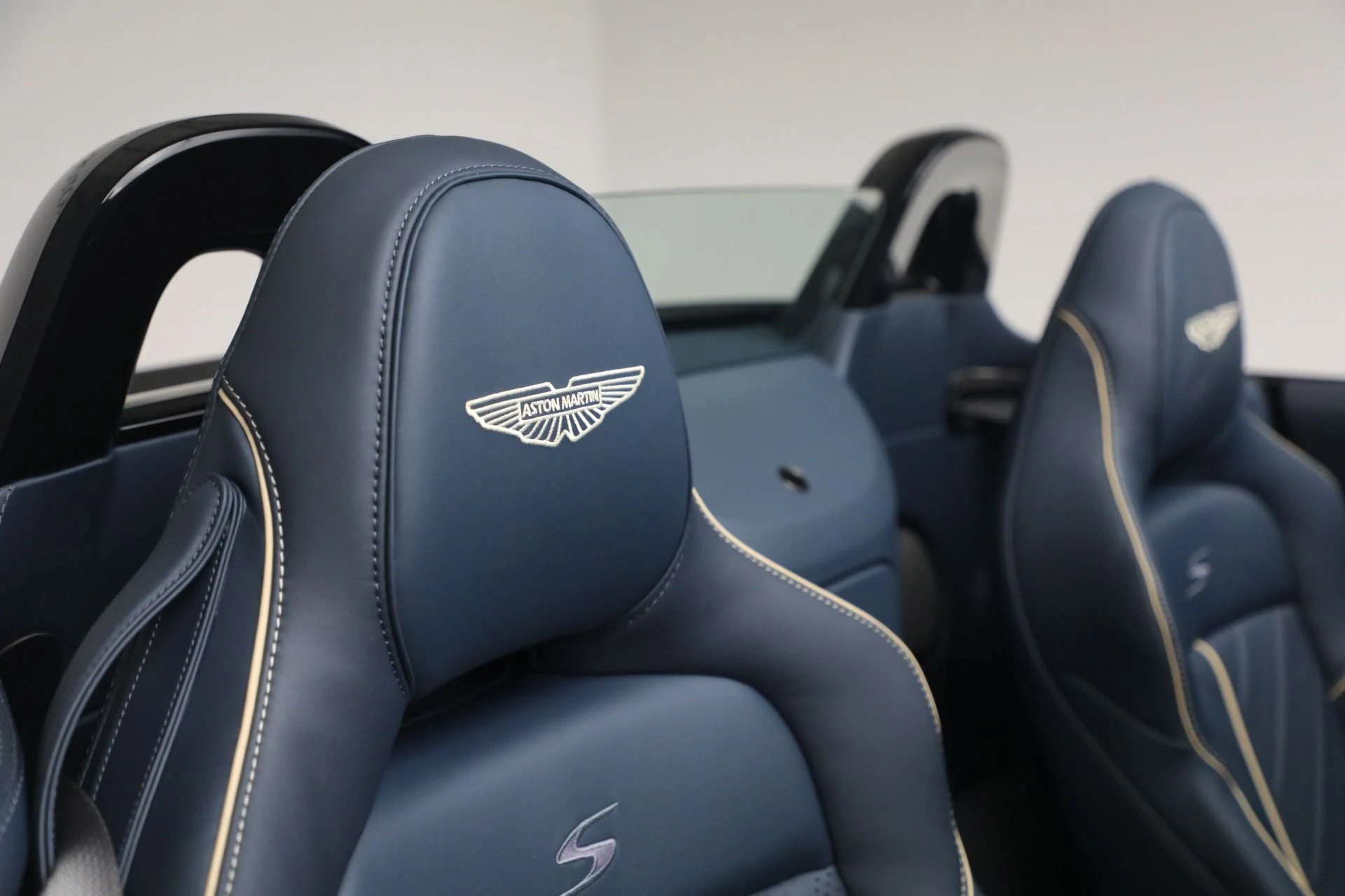 mph033_660326743_New_2026_Aston_Martin_Vantage_S_Roadster_1787407546_54beaf7d72