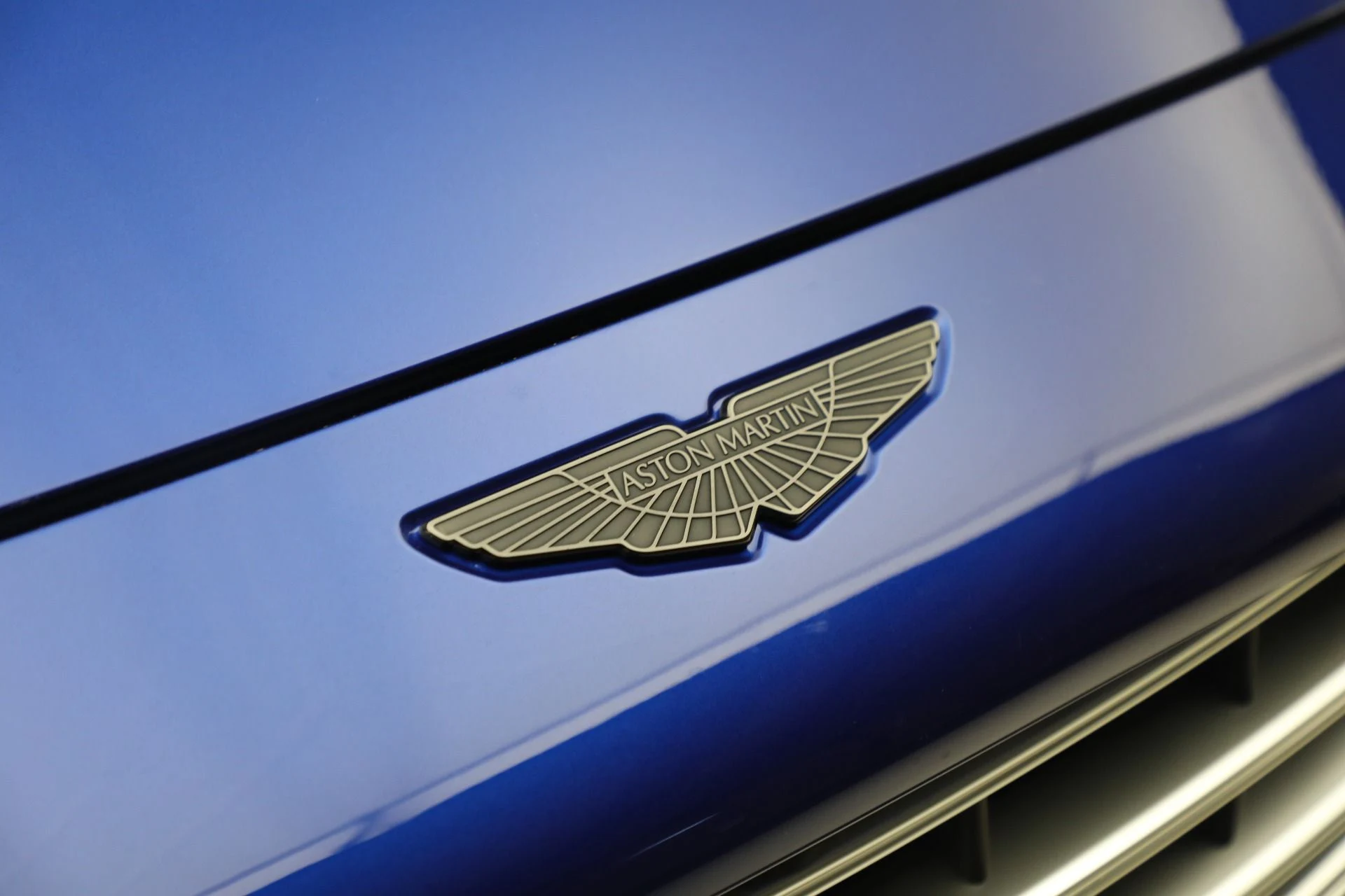 mph033_661622632_Used_2024_Aston_Martin_DBX_707_1761597901_47f4664dbc