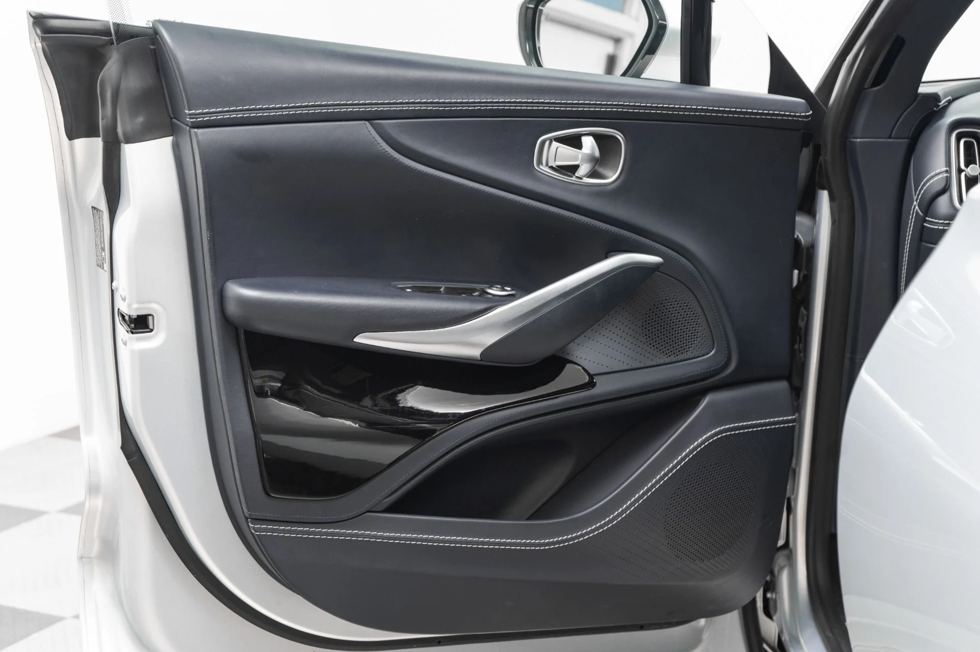 mph033_710956332_Used_2022_Aston_Martin_DBX_Inspire_Interior_Panoramic_Glass_Roof_1768577426_24c00364db