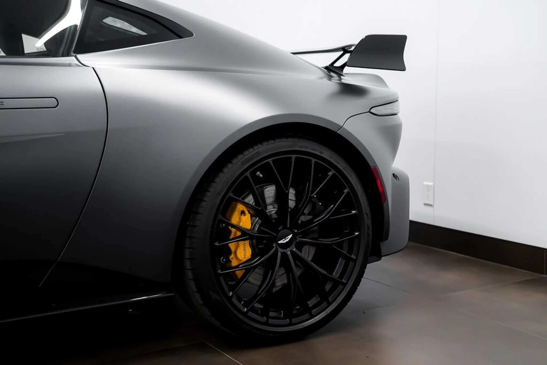 mph033_754480079_aston_martin_vantage_2023_jpg_v_1758918548_692dcee5e7