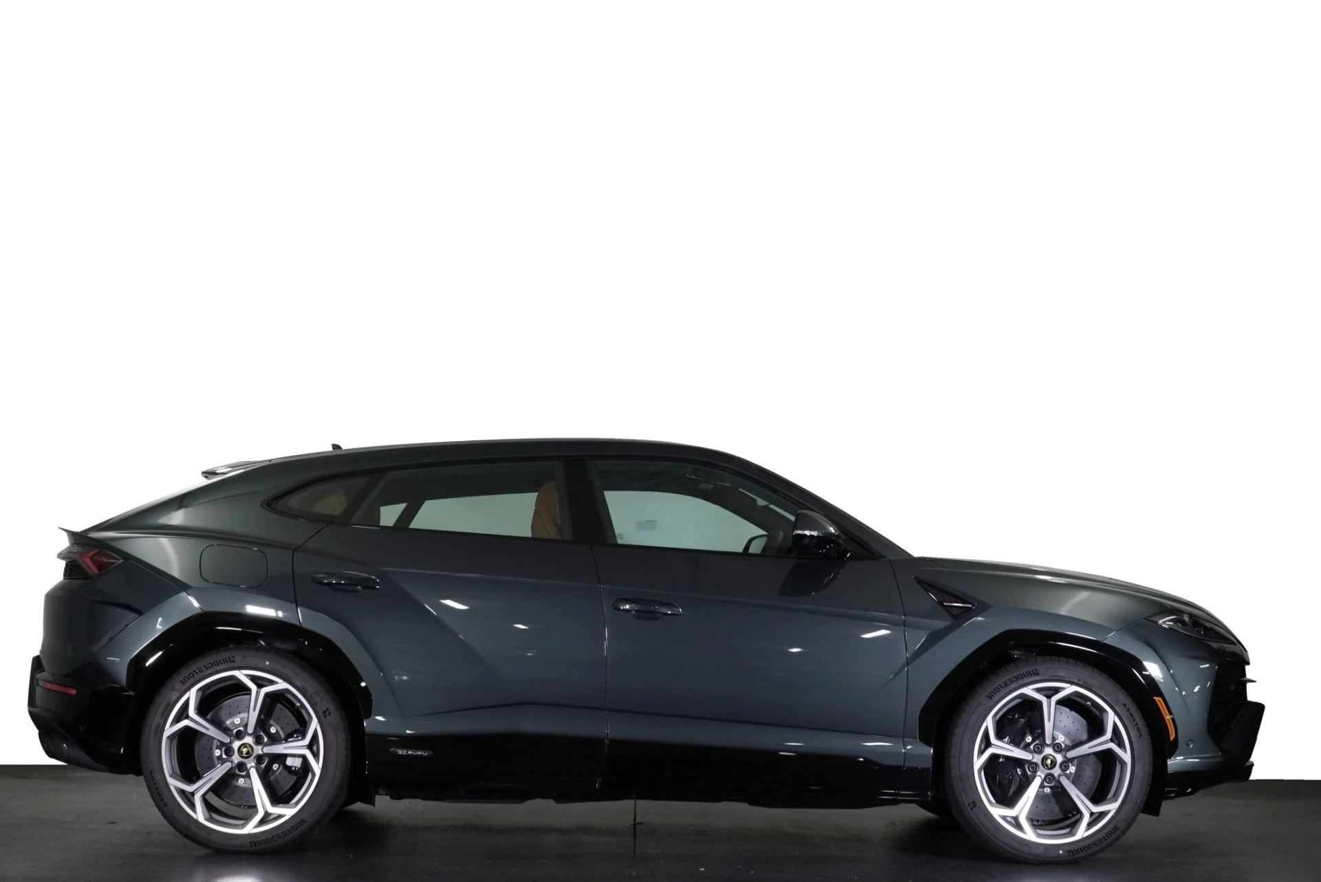 mph033_770948309_New_2025_Lamborghini_Urus_SE_1760113622_8c4d7c18c5