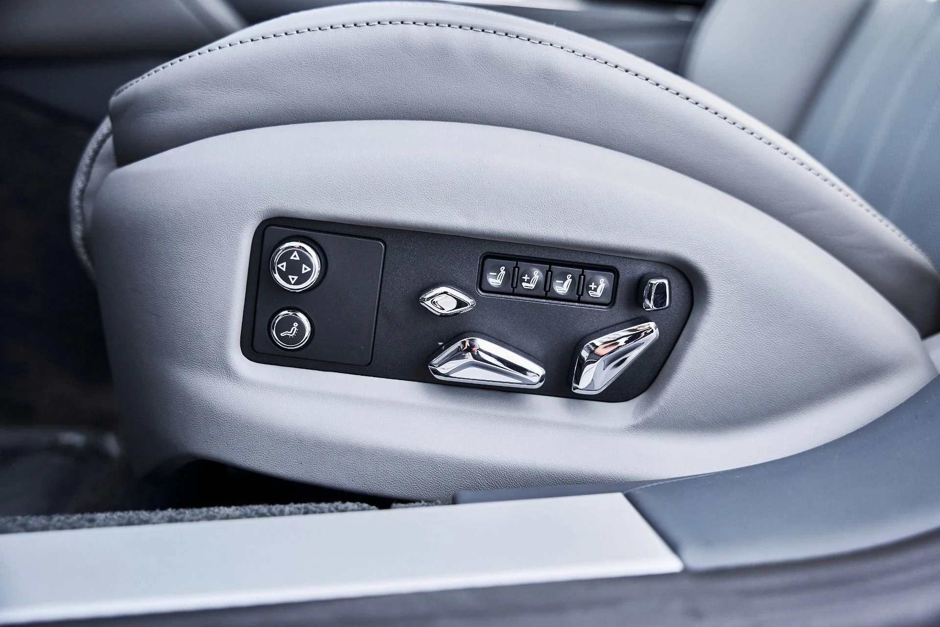 mph033_774120830_Used_2026_Bentley_Flying_Spur_V8_1775613292_401f3e26a2