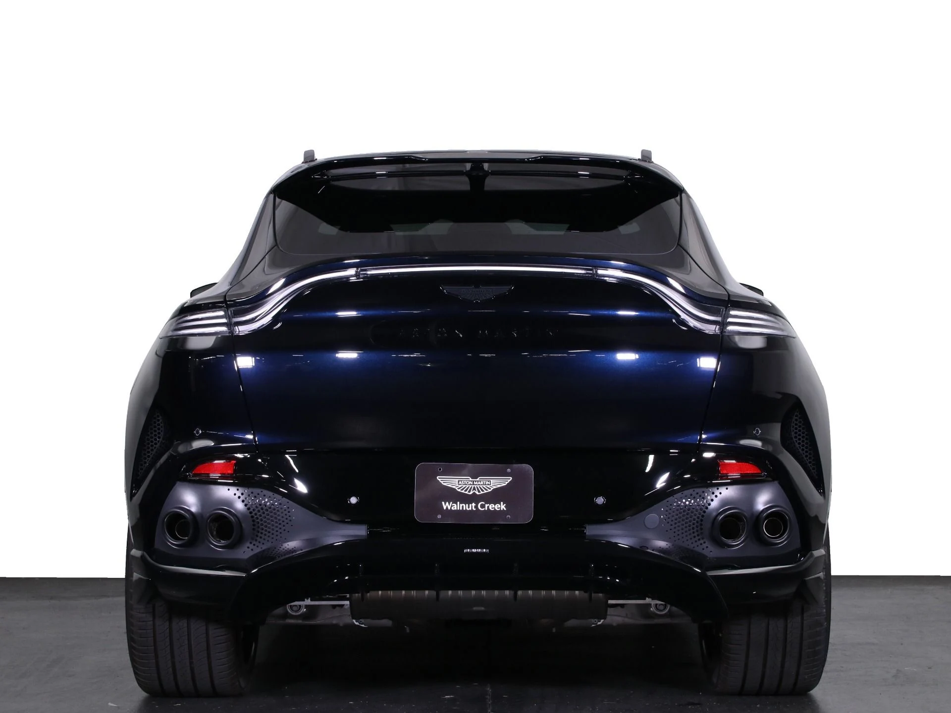 mph033_781860003_New_2025_Aston_Martin_DBX_707_1758482586_5f6ed98d80