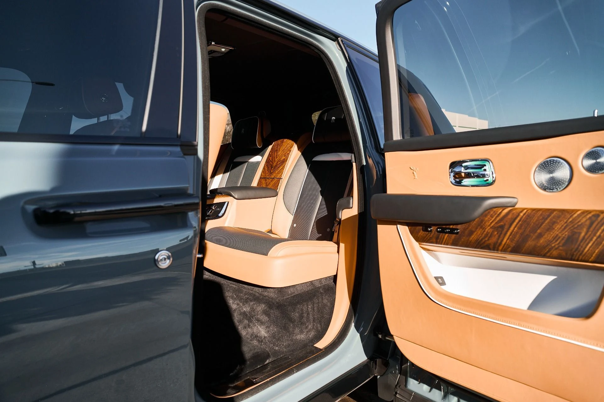 mph033_802714453_Used_2025_Rolls_Royce_Cullinan_Base_1766020384_b7e92cda4d