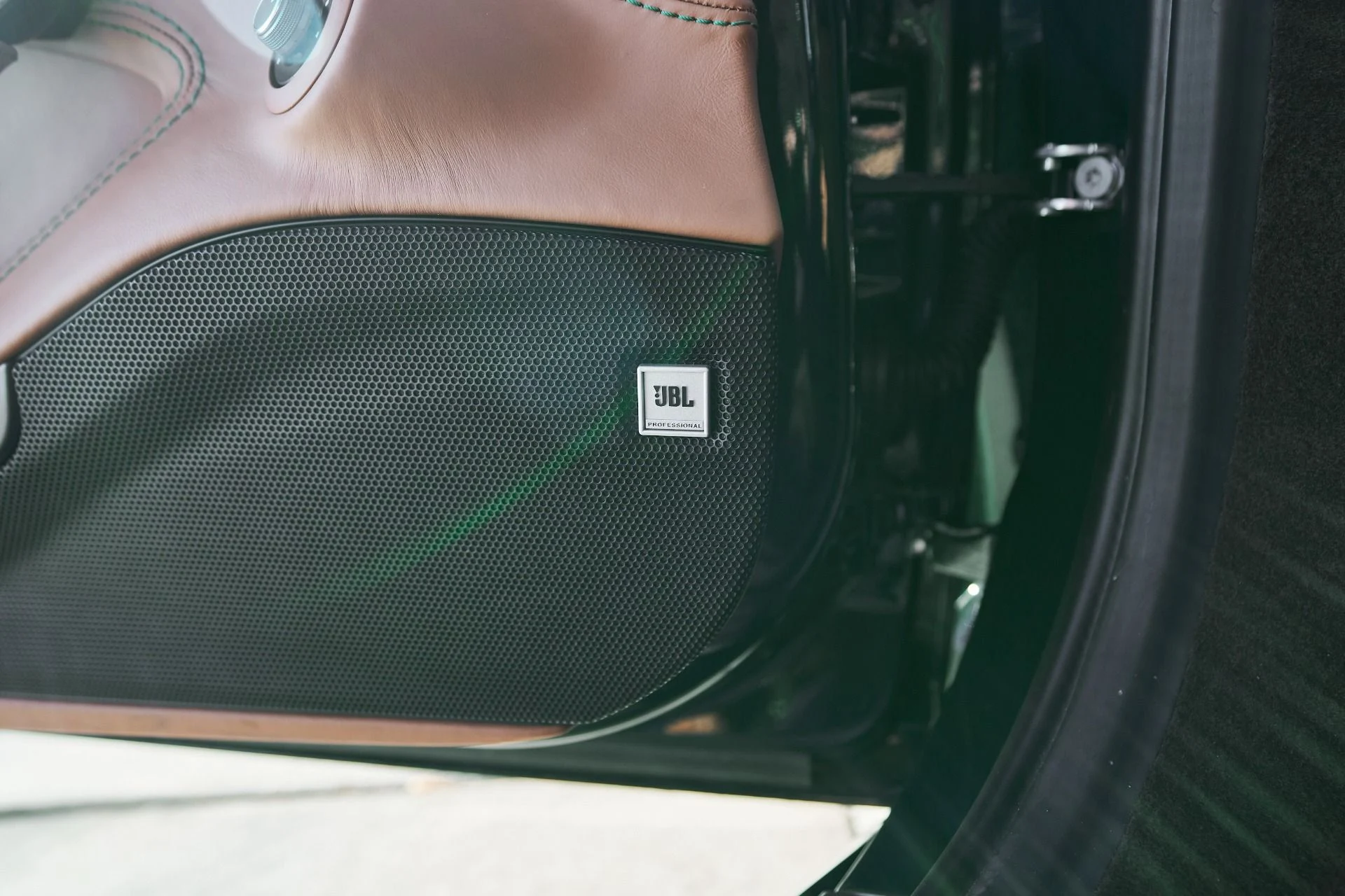 mph033_86591069_Used_2022_Ferrari_F8_Tributo_Base_1765662181_b8a0f38494