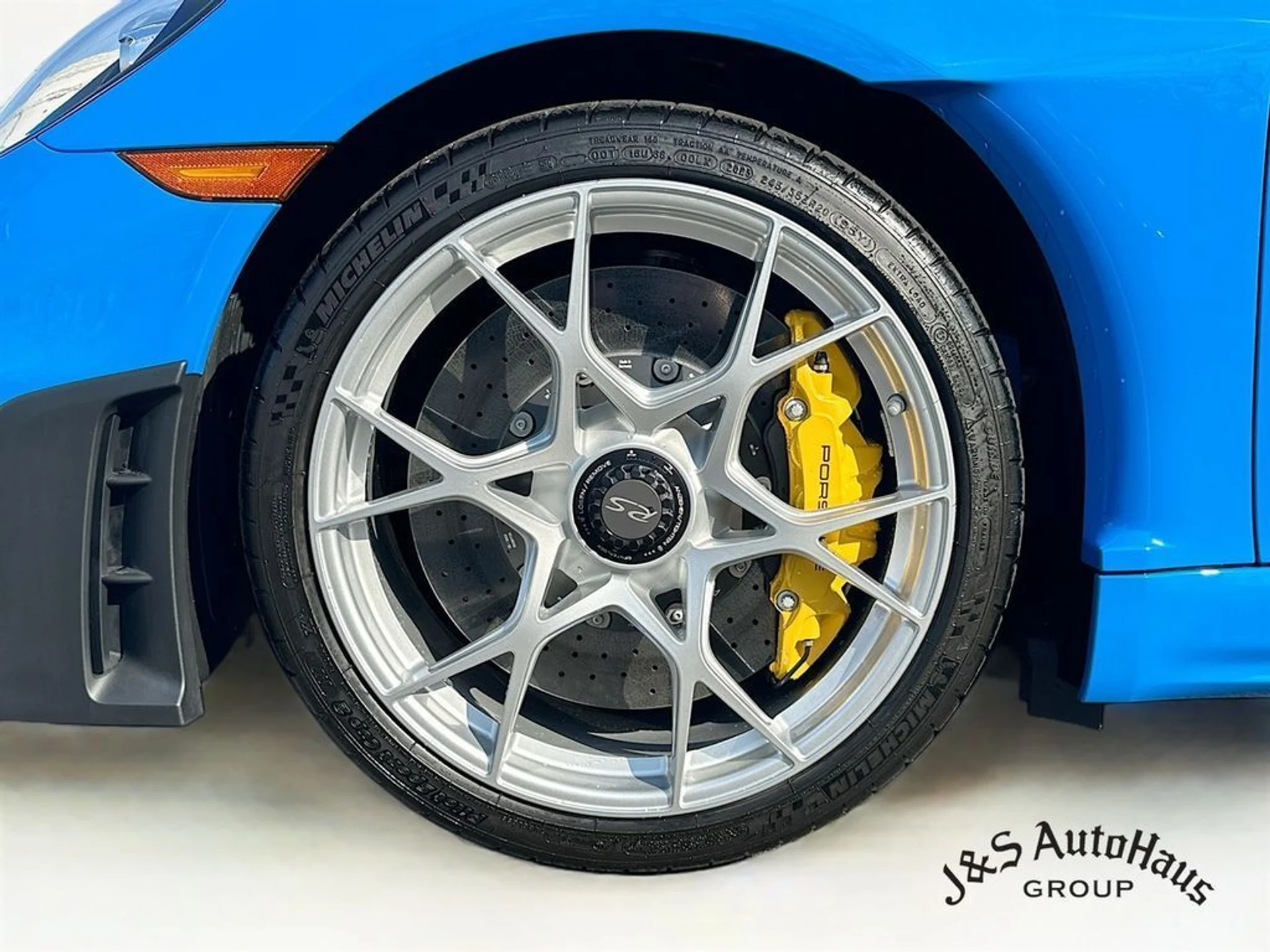 mph033_967033250_qv7tk2pbmr1uvy22hzvv8uaxyi8u_deddb5d900