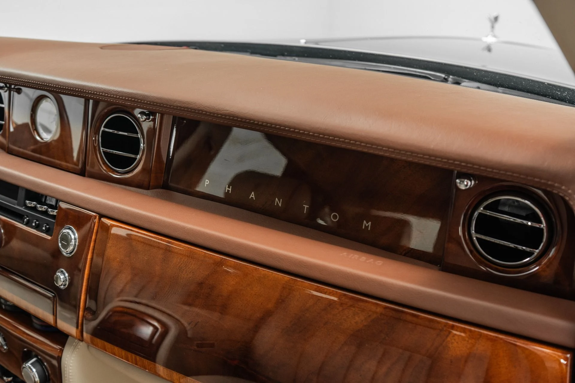 mph033_97253257_Used_2007_Rolls_Royce_Phantom_Two_Tone_Exterior_and_Interior_Chromed_Wheels_1782334657_0f53a14fde