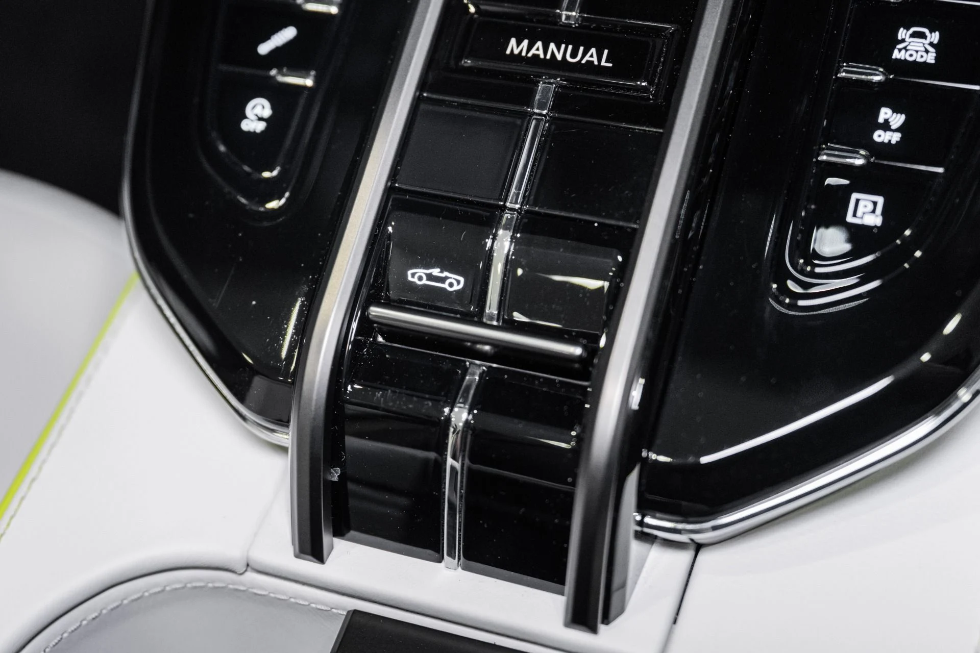 mph034_1008708705_New_2026_Aston_Martin_Vantage_S_Roadster_1780941042_f332eb7f6e