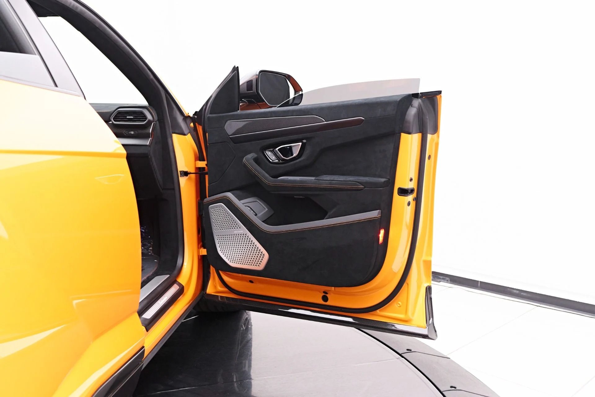 mph034_1012981374_Used_2023_Lamborghini_Urus_Performante_1758074145_732d89b555