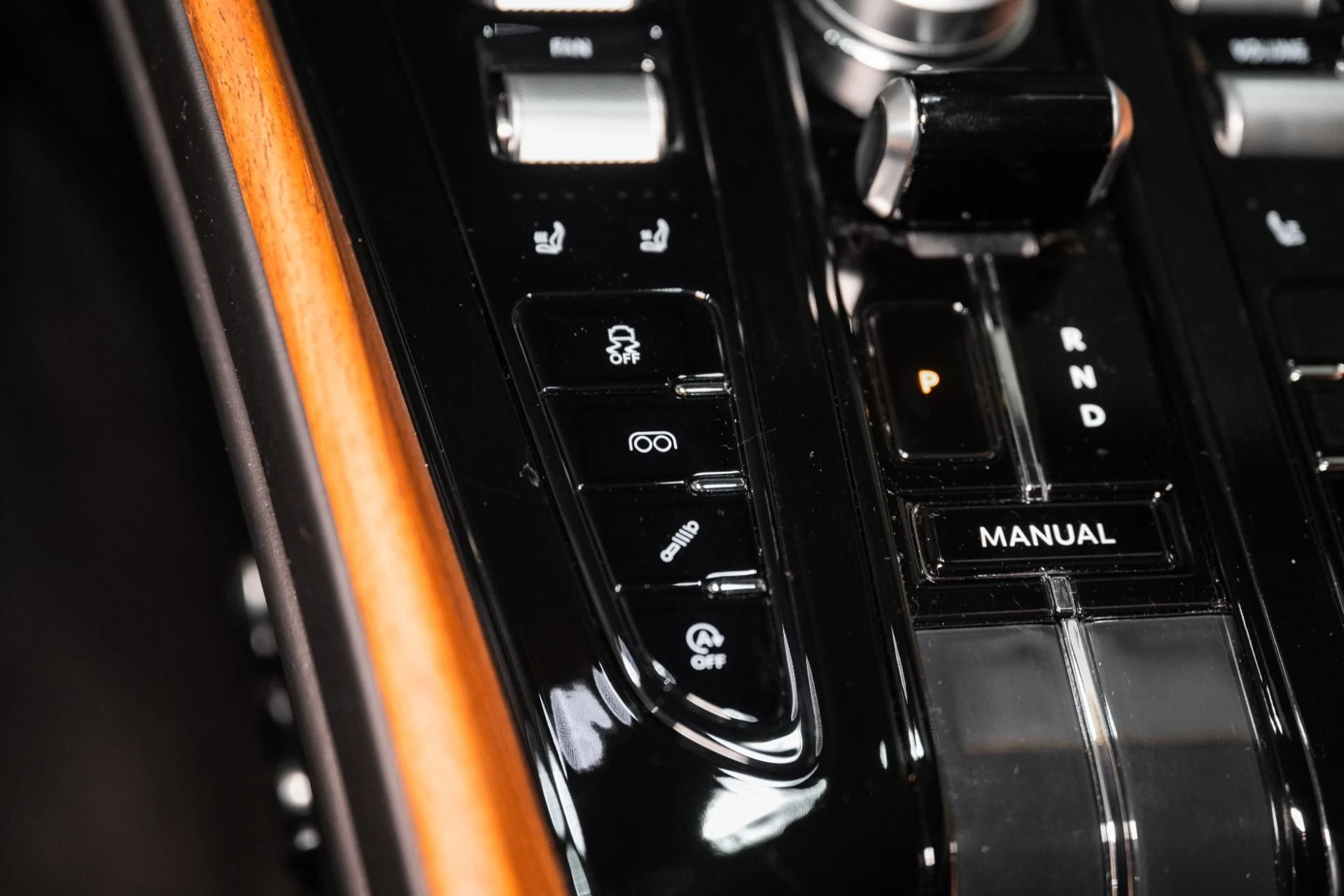 mph034_1033084646_Used_2025_Aston_Martin_DB_12_Coupe_1748960287_ed0c92f047