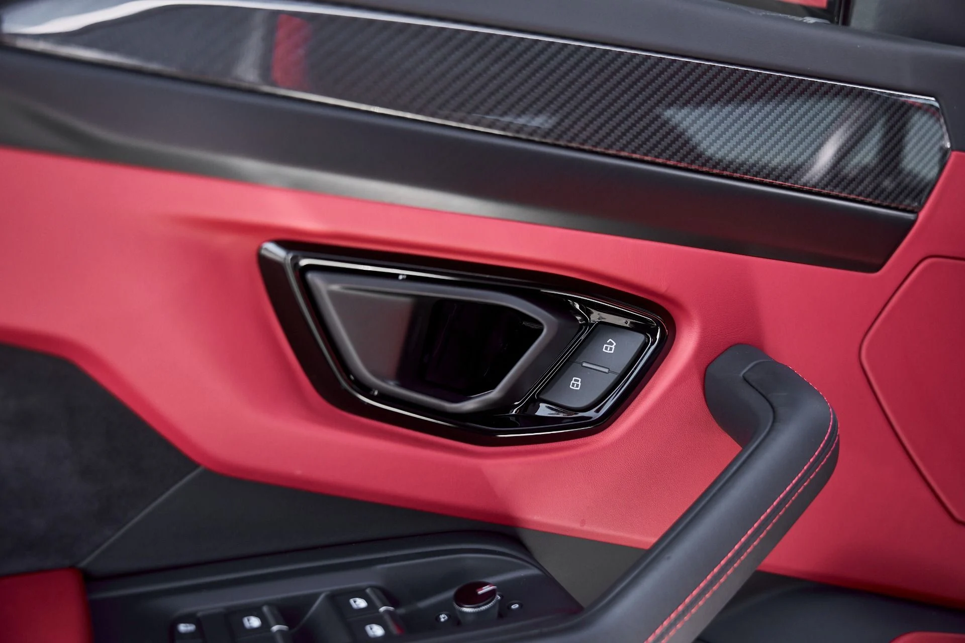 mph034_10416678_Used_2024_Lamborghini_Urus_S_1769733257_071889eb49