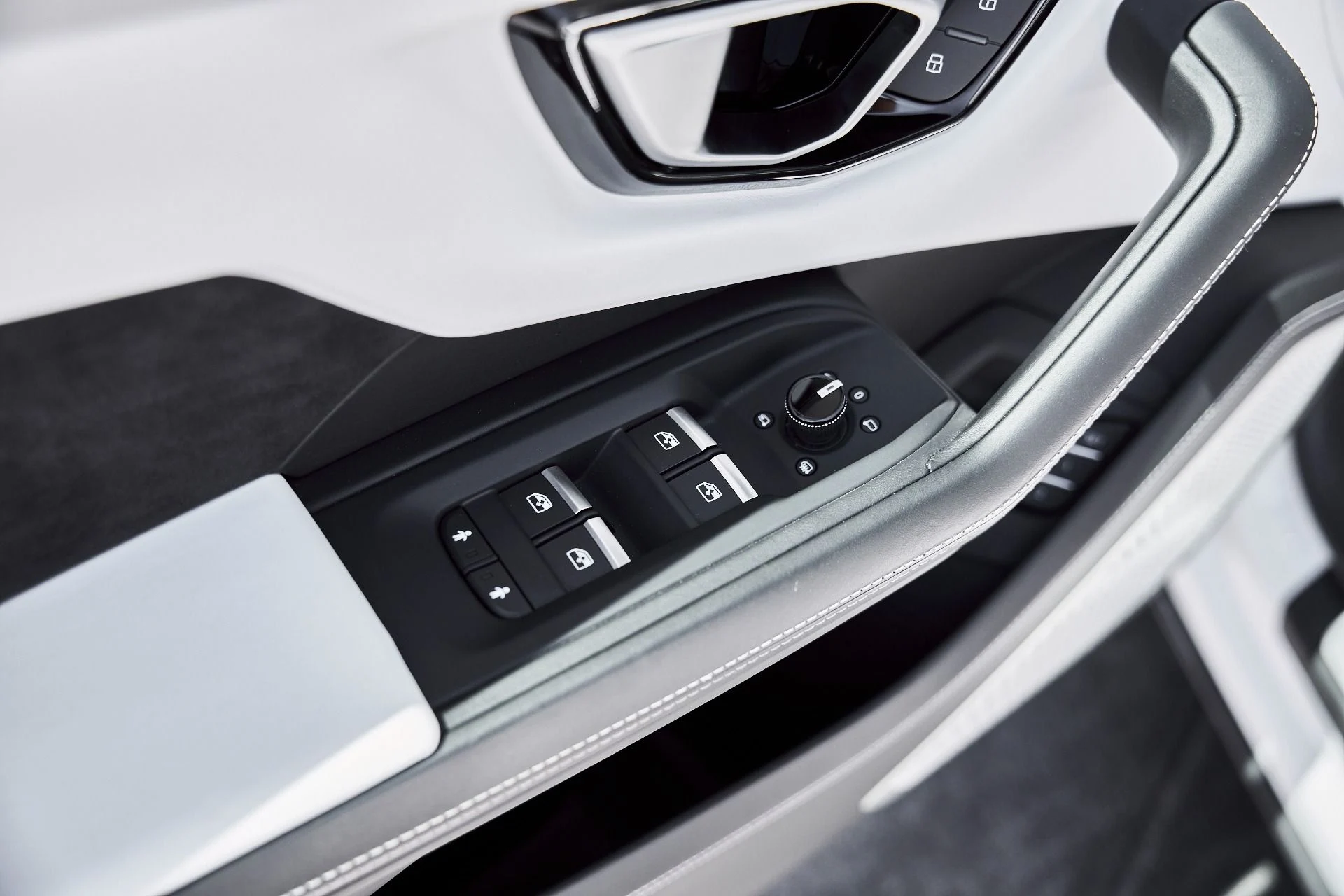 mph034_1058102094_Used_2019_Lamborghini_Urus_Base_1776301851_43c1f6b06b