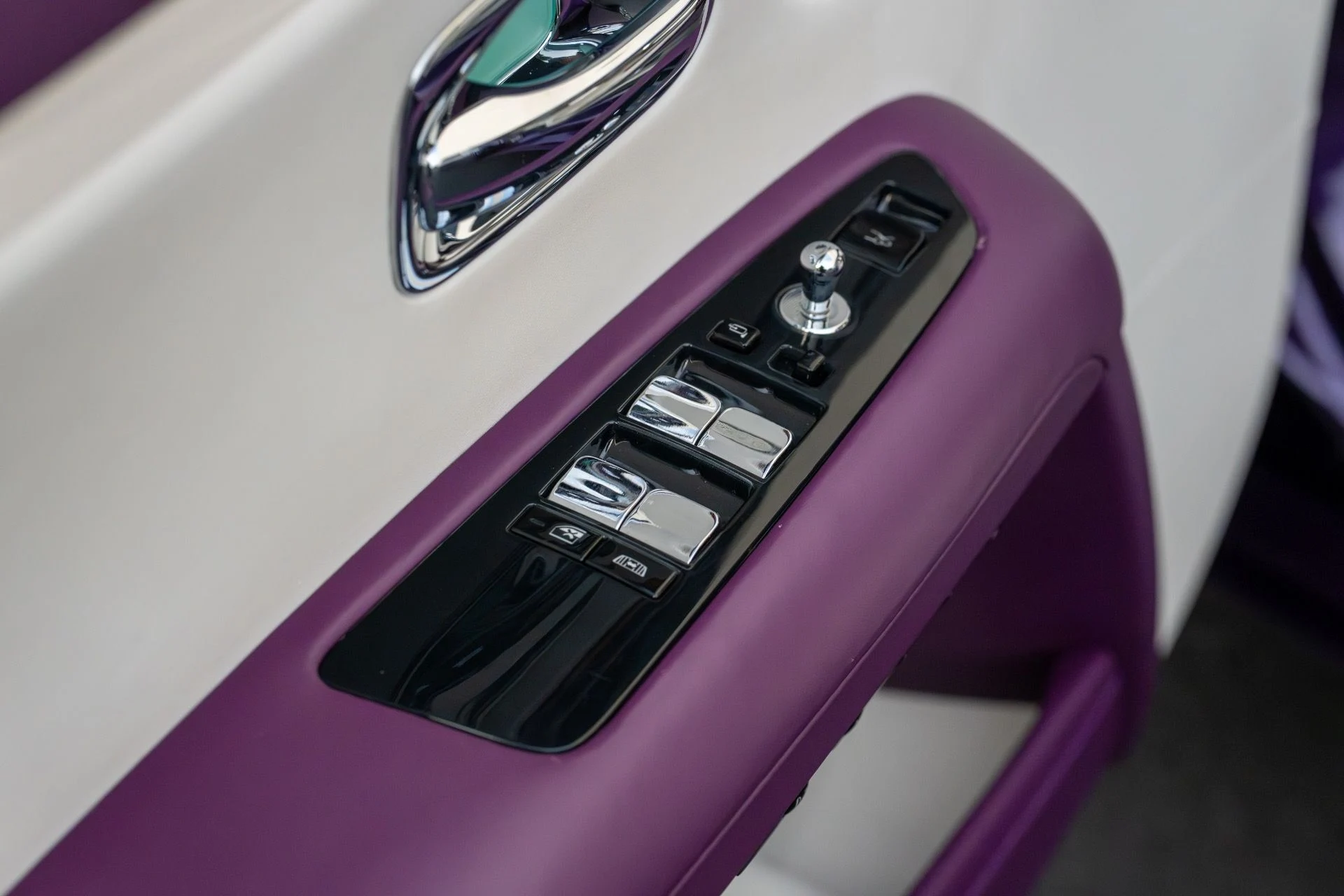 mph034_1152844827_Used_2021_Rolls_Royce_Ghost_1762913749_cabfc9dfd5