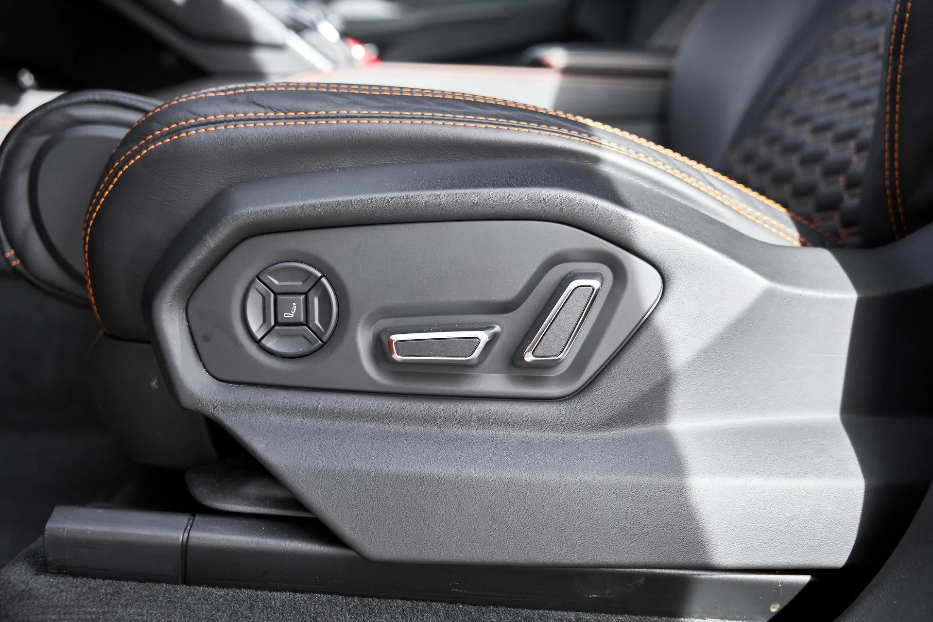 mph034_1159069022_Used_2022_Lamborghini_Urus_1766457396_ac86a7308b