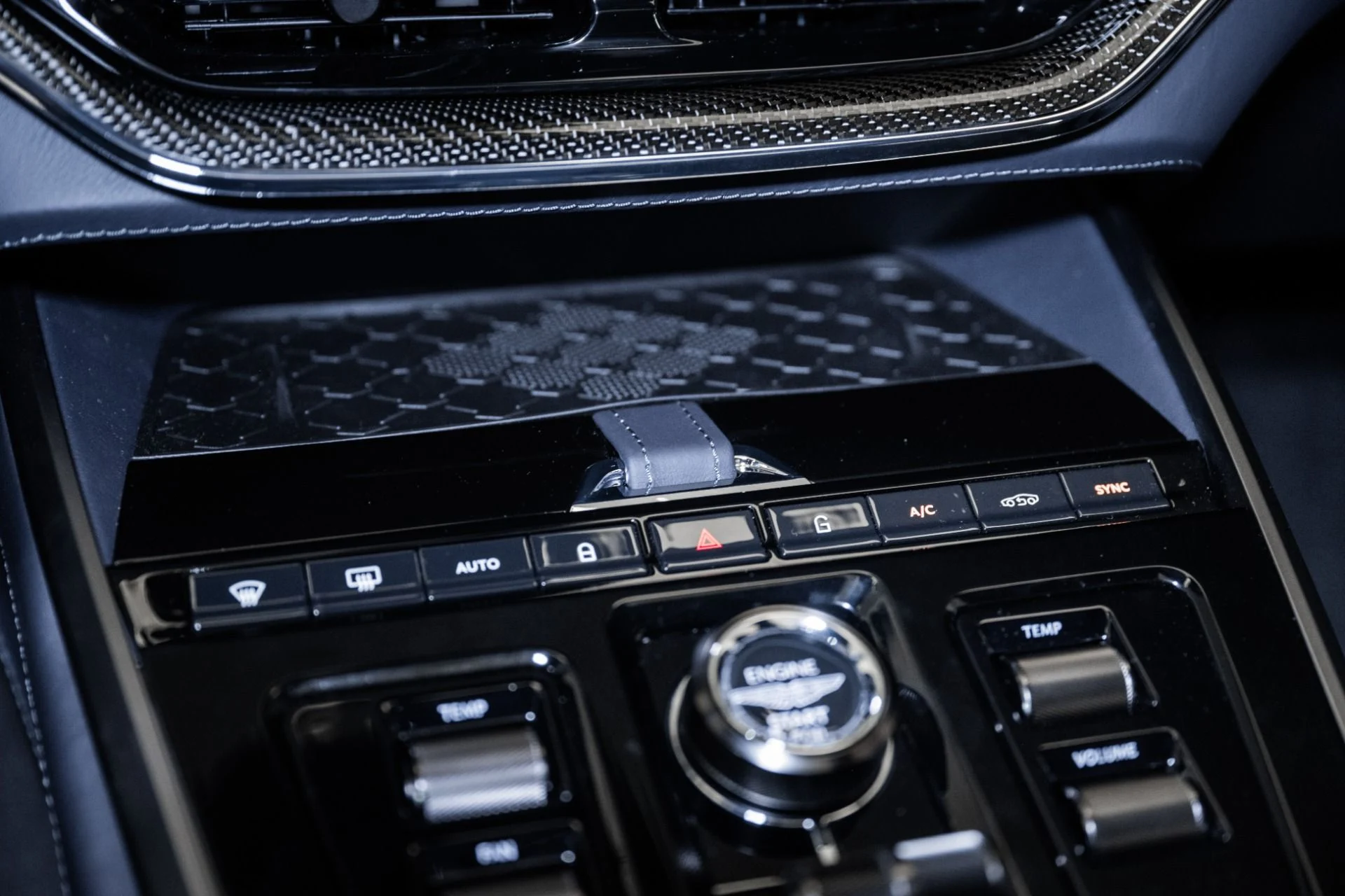 mph034_1165815075_Used_2025_Aston_Martin_DBX_707_1754709382_3015e4538d