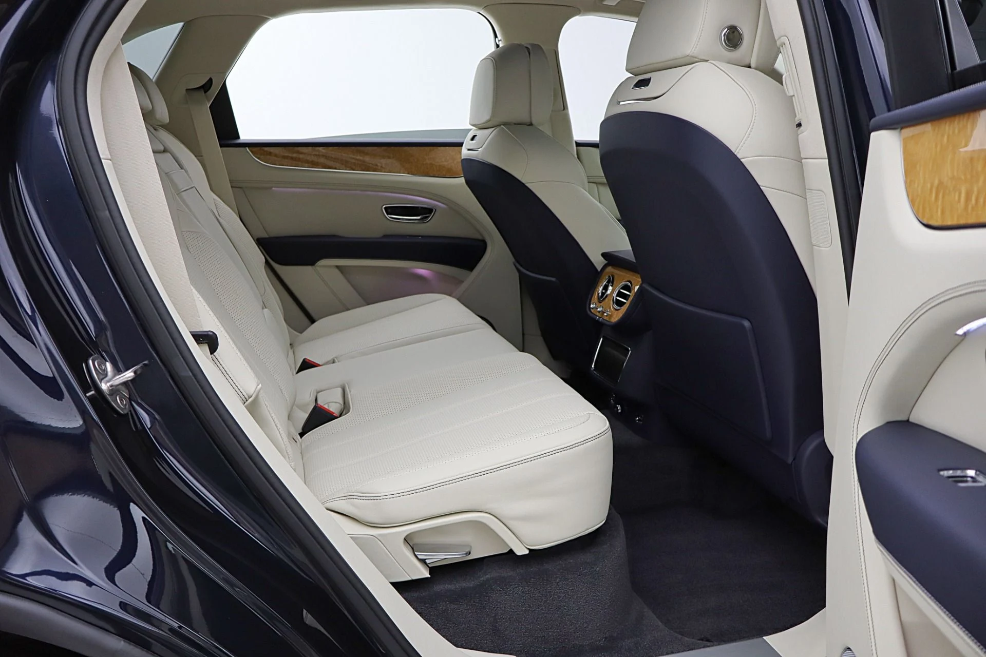 mph034_1175179835_Used_2023_Bentley_Bentayga_V8_c6bcbbfc26