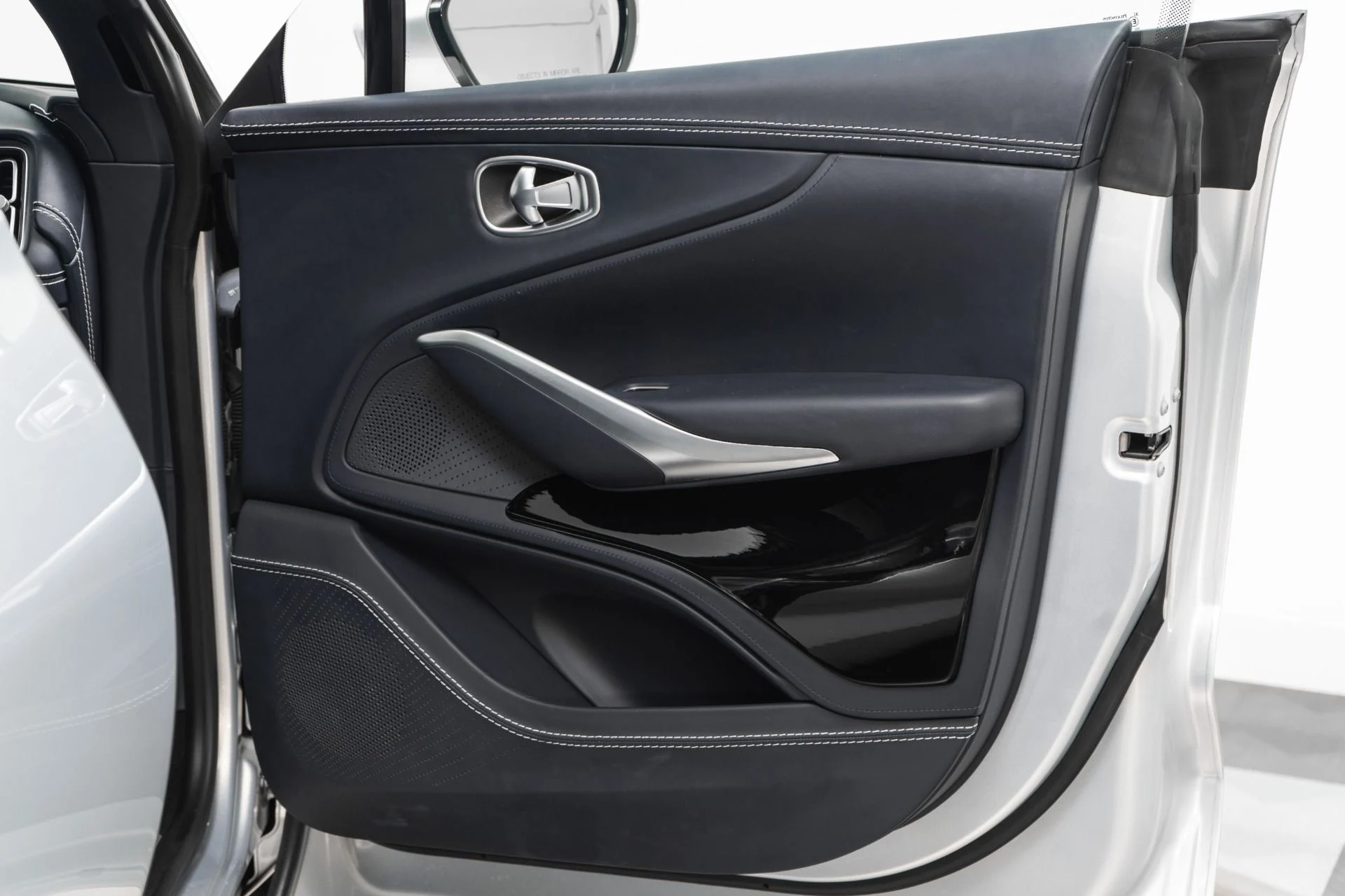 mph034_1231864561_Used_2022_Aston_Martin_DBX_Inspire_Interior_Panoramic_Glass_Roof_1768577426_5ec76feded