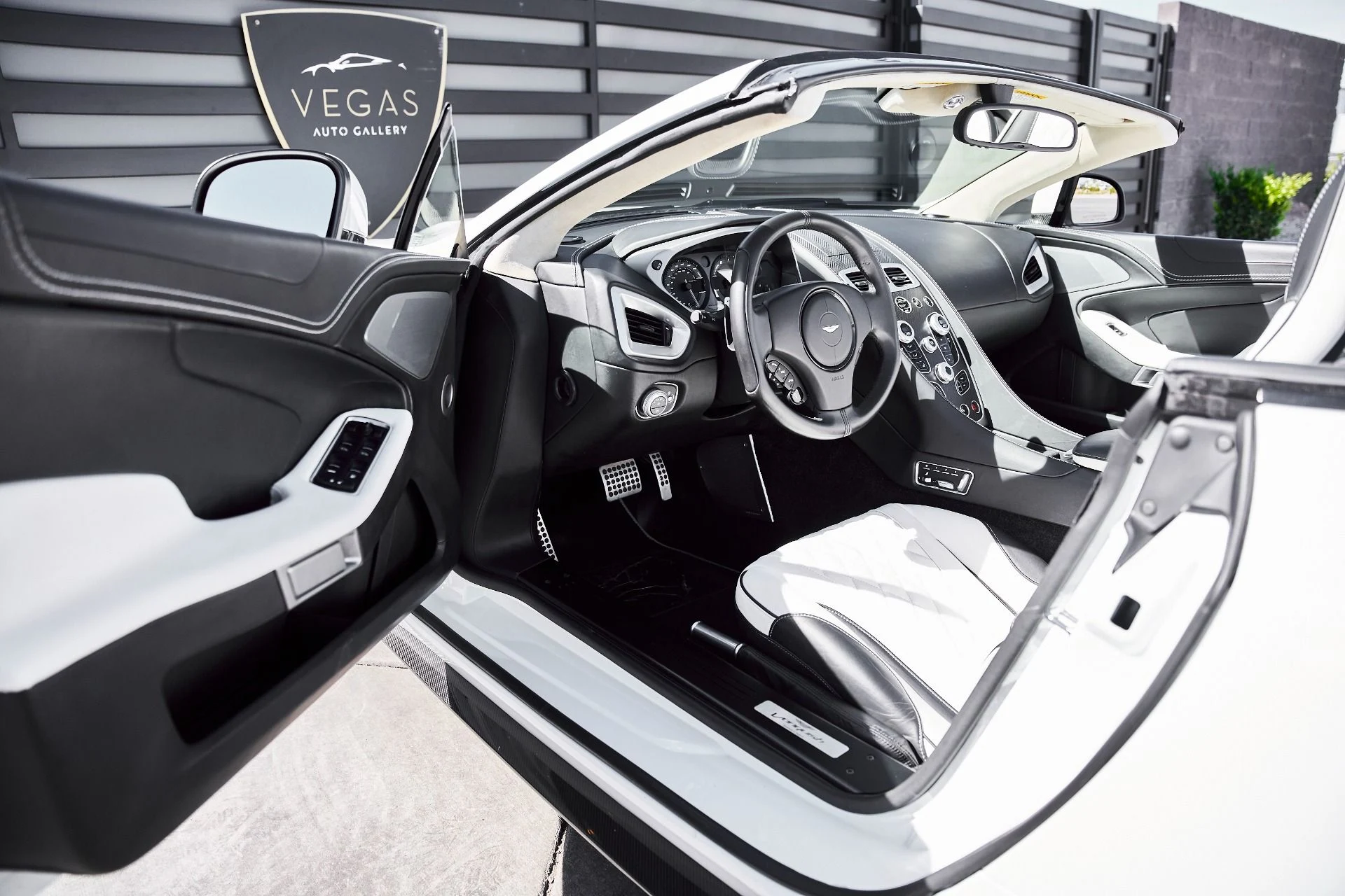 mph034_1240366133_Used_2017_Aston_Martin_Vanquish_Volante_1773797516_9f450e6f40