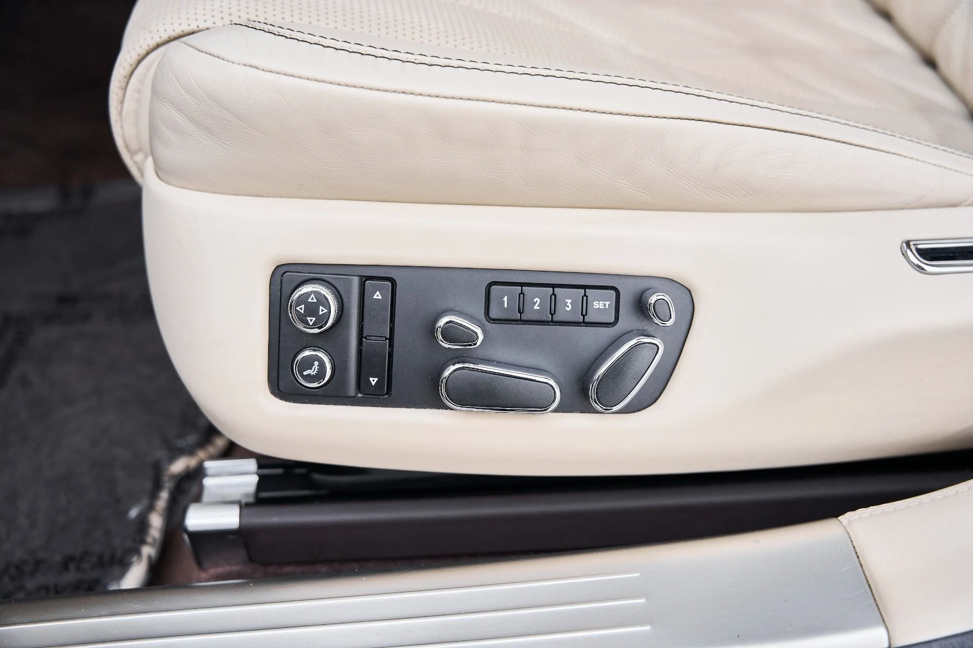 mph034_127016350_Used_2015_Bentley_Flying_Spur_V8_1769278354_a8dd1514a7