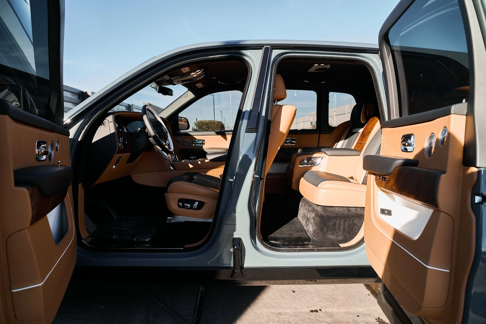 mph034_127498053_Used_2025_Rolls_Royce_Cullinan_Base_1766020387_a6d068189e