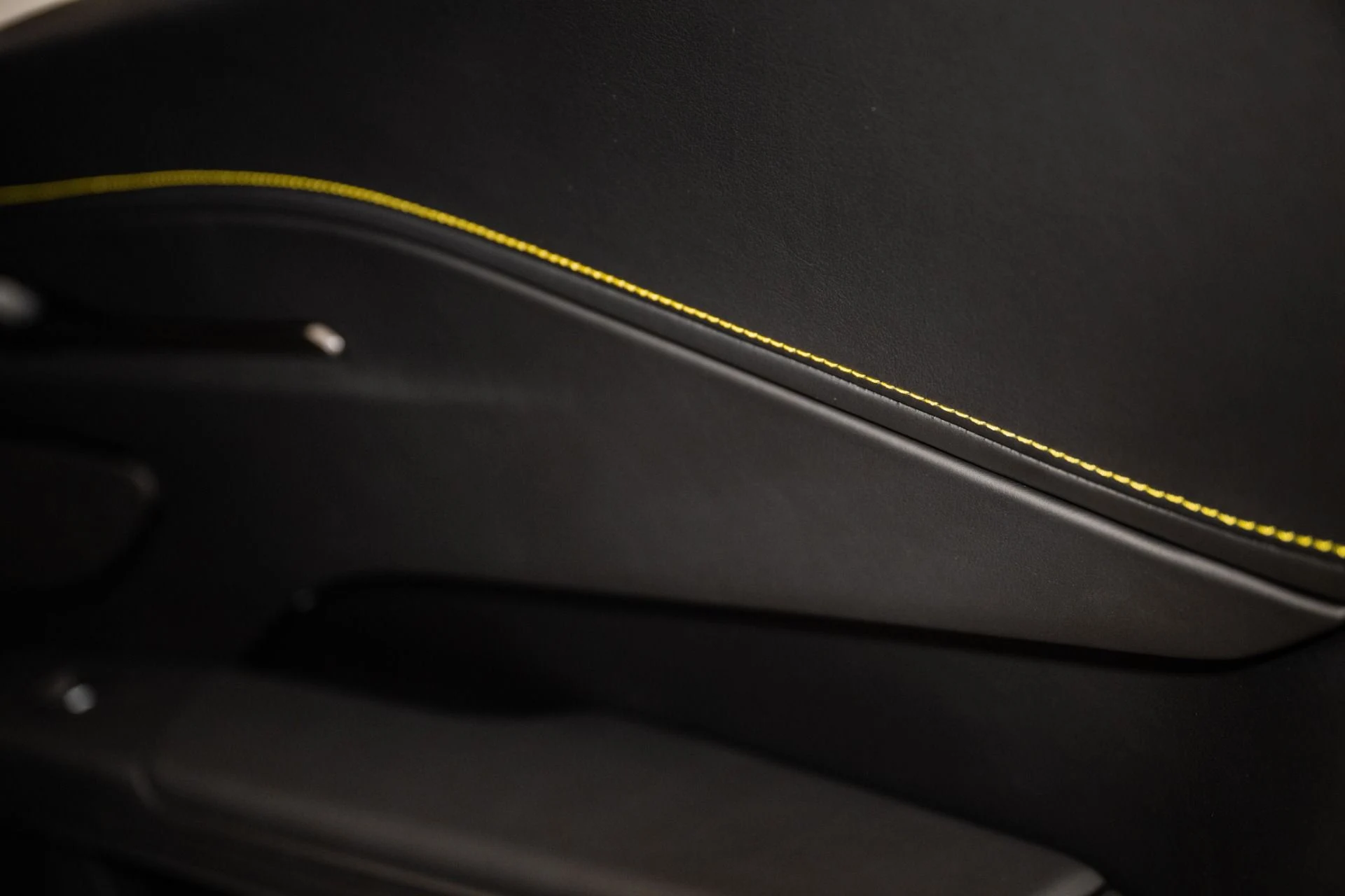 mph034_1279772846_Used_2025_Aston_Martin_Vantage_Coupe_1734713589_bd8ccbf948