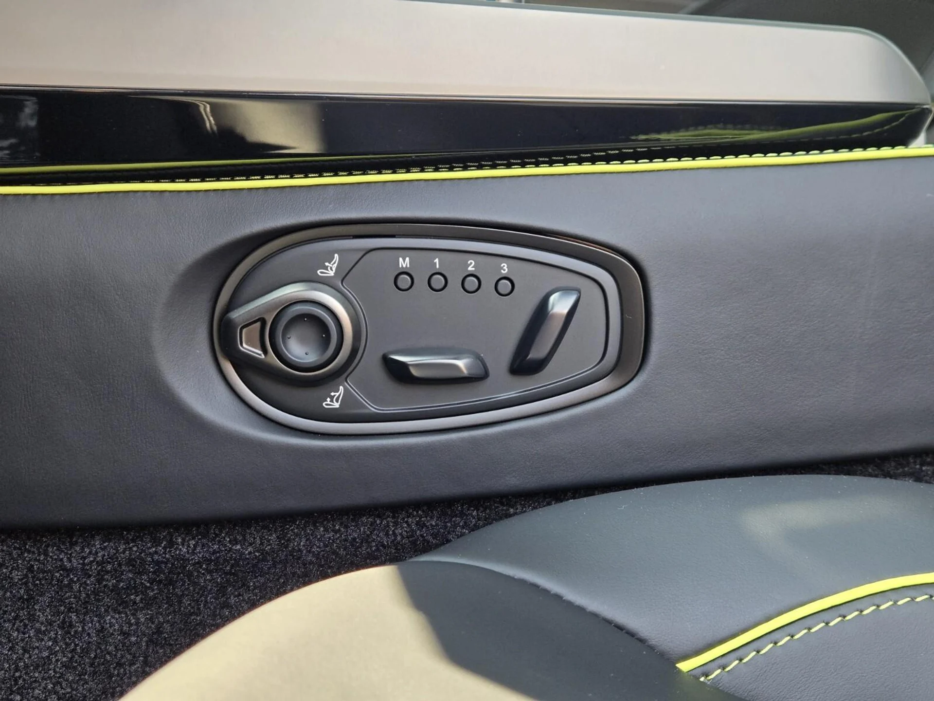 mph034_1283071134_New_2025_Aston_Martin_Vanquish_V12_1754459313_8ded6296ad