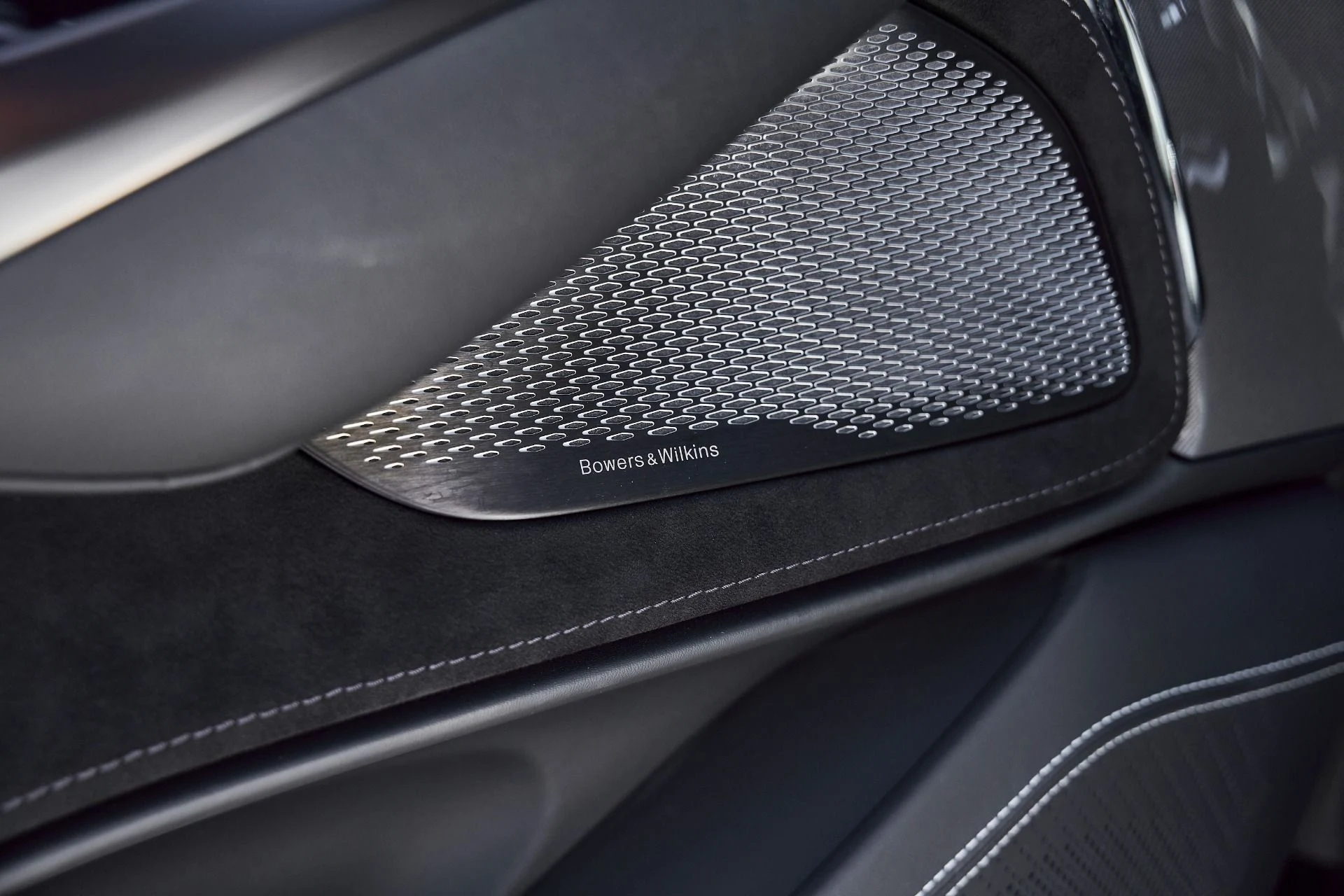 mph034_1365523982_Used_2025_Aston_Martin_DBX_707_1767063185_2cfd911bdb