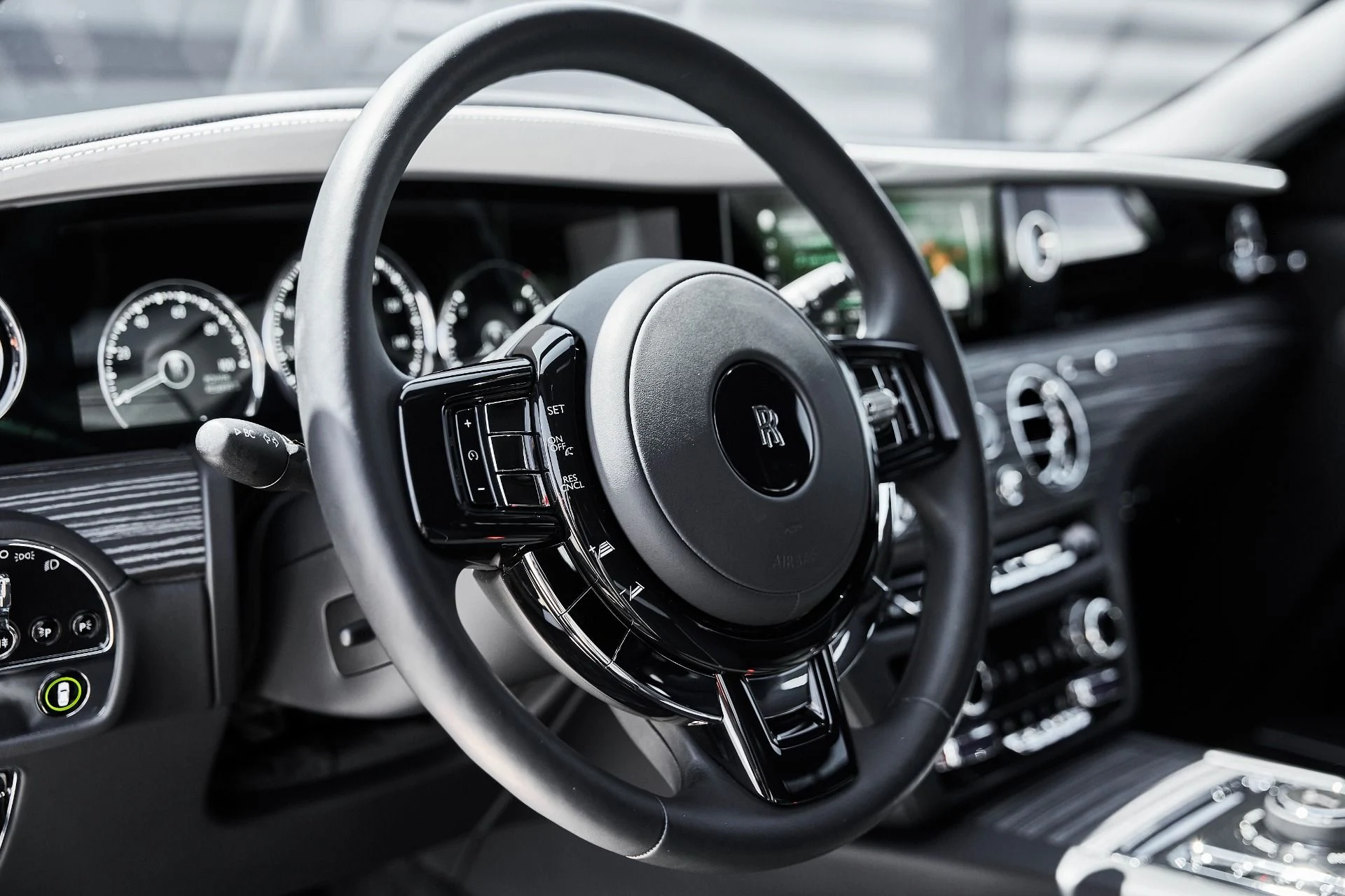 mph034_1365969876_Used_2023_Rolls_Royce_Ghost_Base_1781657342_8511929673