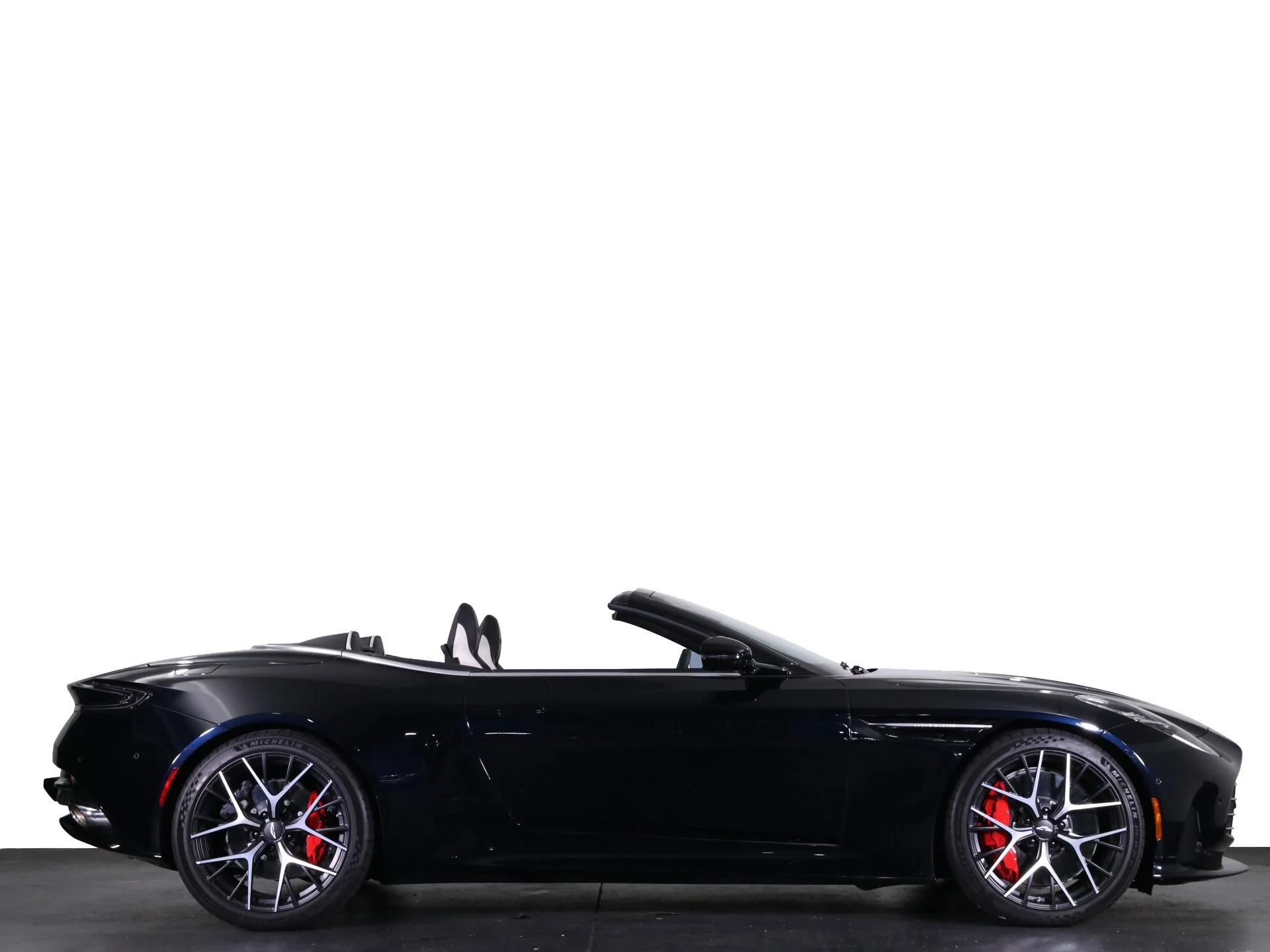 mph034_1377773147_Used_2025_Aston_Martin_DB_12_Volante_1758482753_6f74905ab7