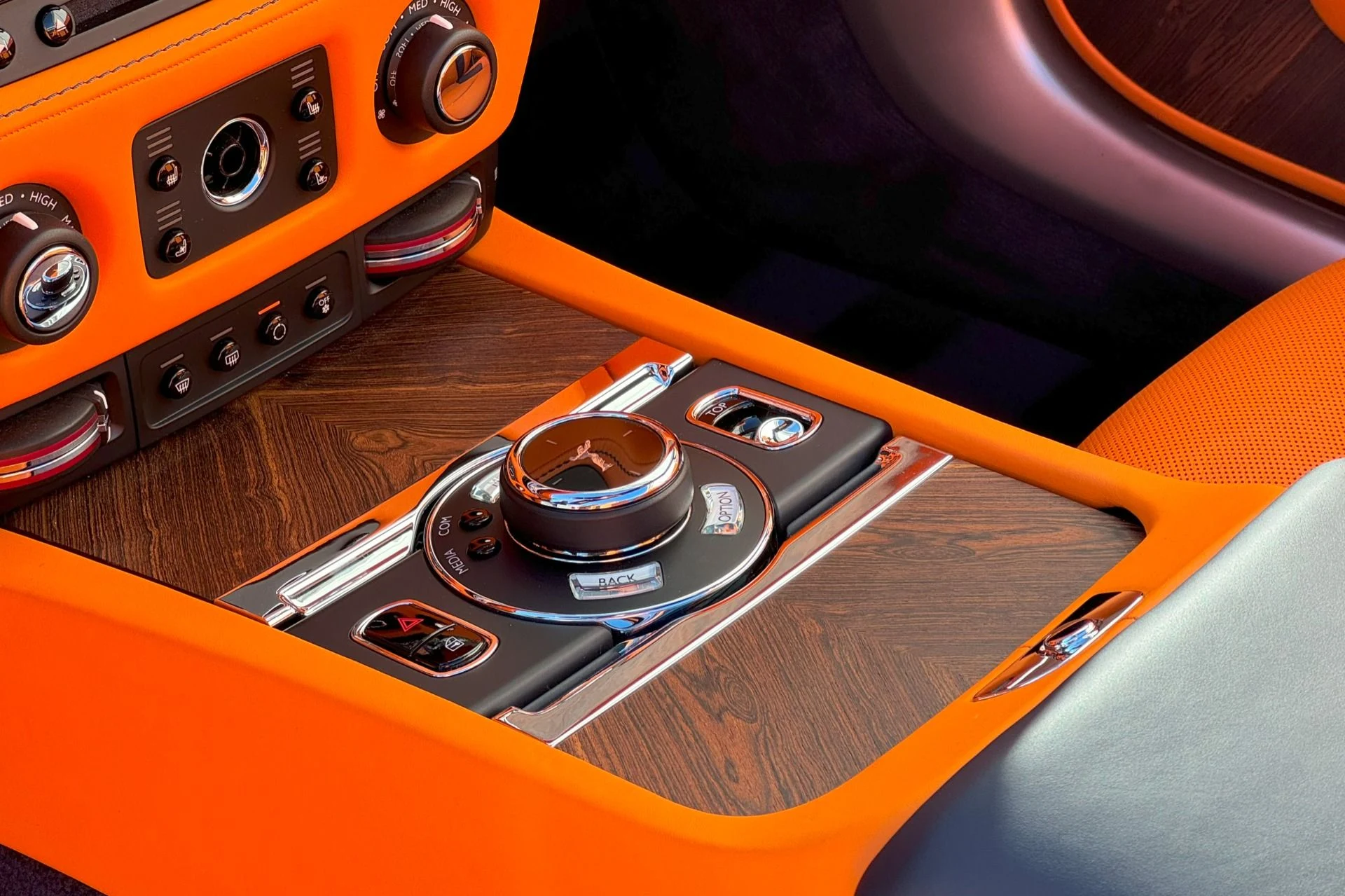 mph034_1378359770_Used_2019_Rolls_Royce_Dawn_1739202193_fdb05ea685