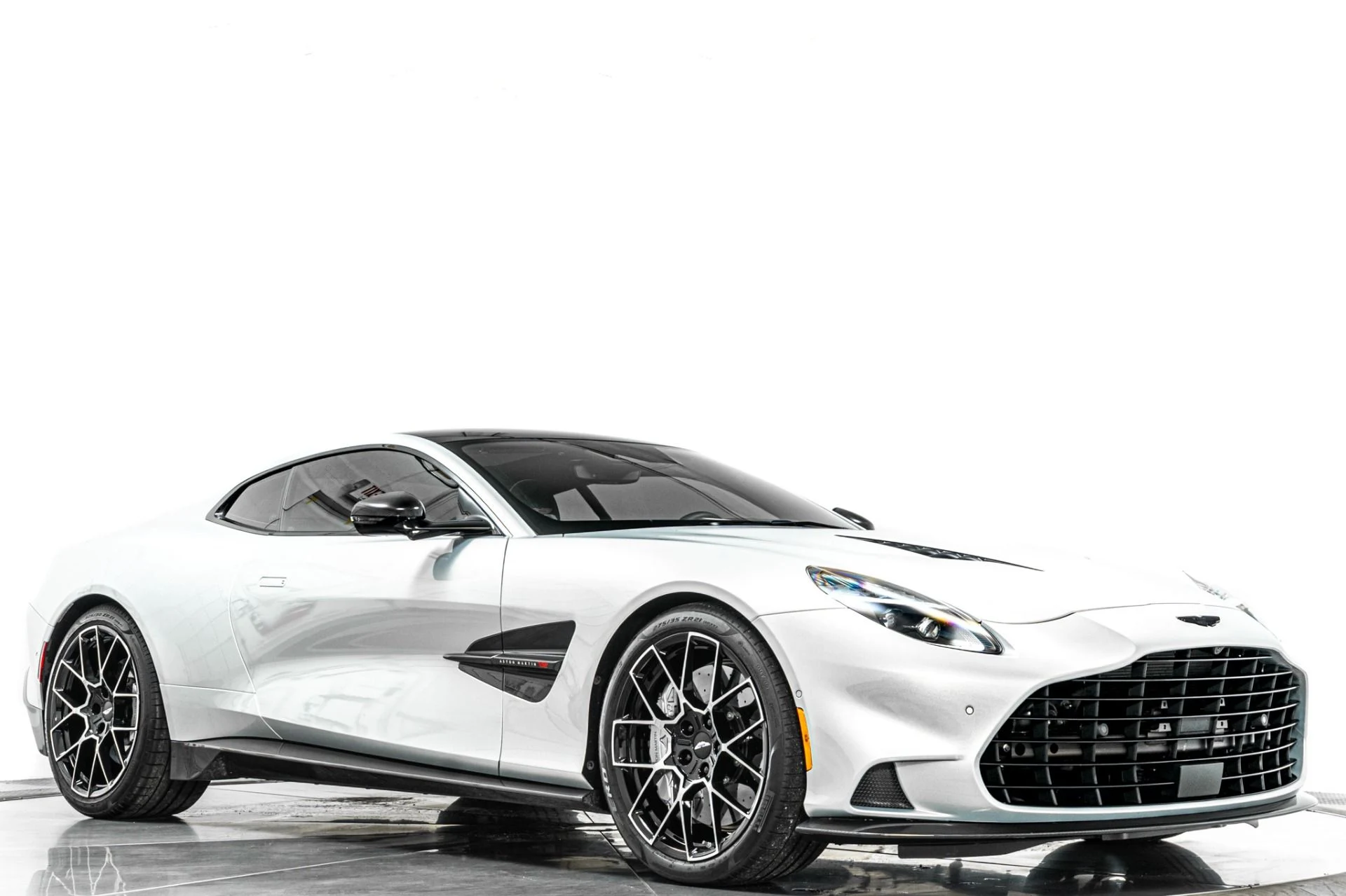mph034_1398244559_Used_2025_Aston_Martin_Vanquish_Huge_542_K_MSRP_Low_Miles_Extensive_Carbon_Fiber_1786477789_50183f676d