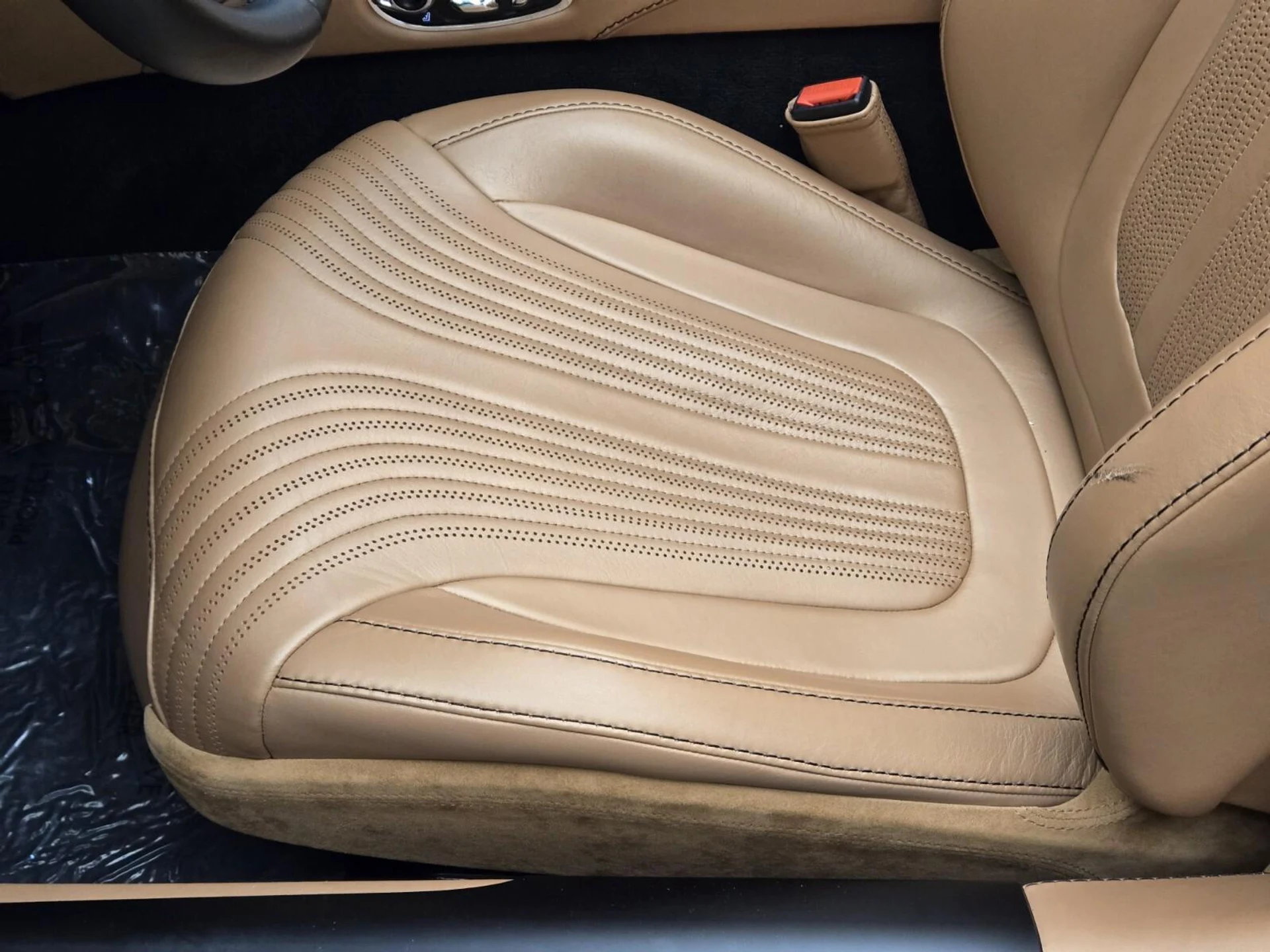mph034_140414198_Used_2021_Aston_Martin_DB_11_Volante_1754376732_7b5febb0f9