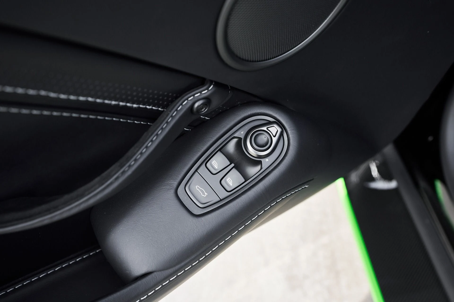 mph034_1406825172_Used_2023_Aston_Martin_Vantage_Base_1762913663_cfc74da3f5