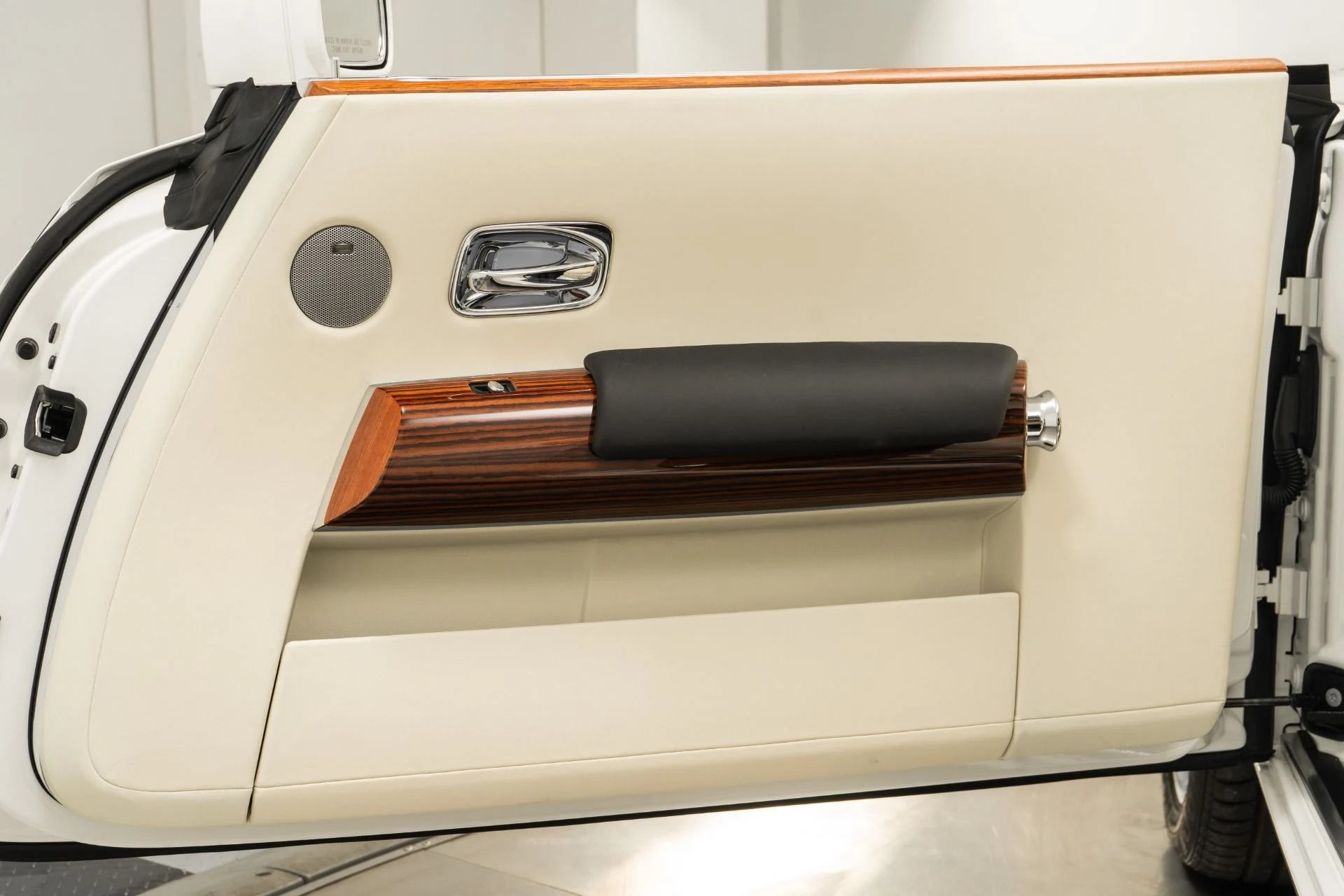 mph034_1411907033_Used_2008_Rolls_Royce_Phantom_Drophead_Coupe_Teak_Decking_Stainless_Bonnet_1780339567_03db229832