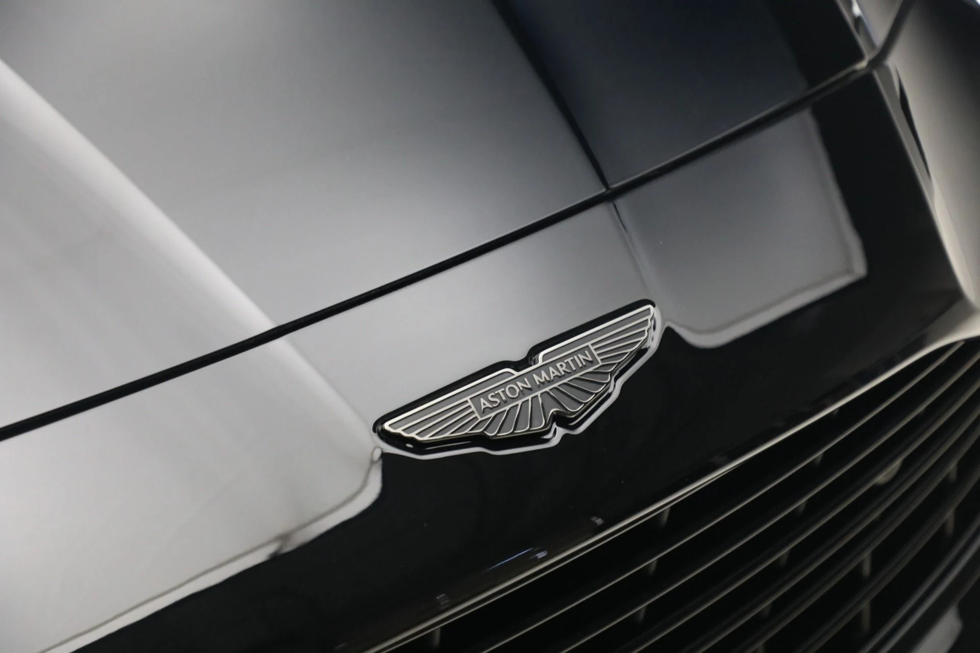mph034_147886527_Used_2025_Aston_Martin_Vanquish_1789418284_55182065c6