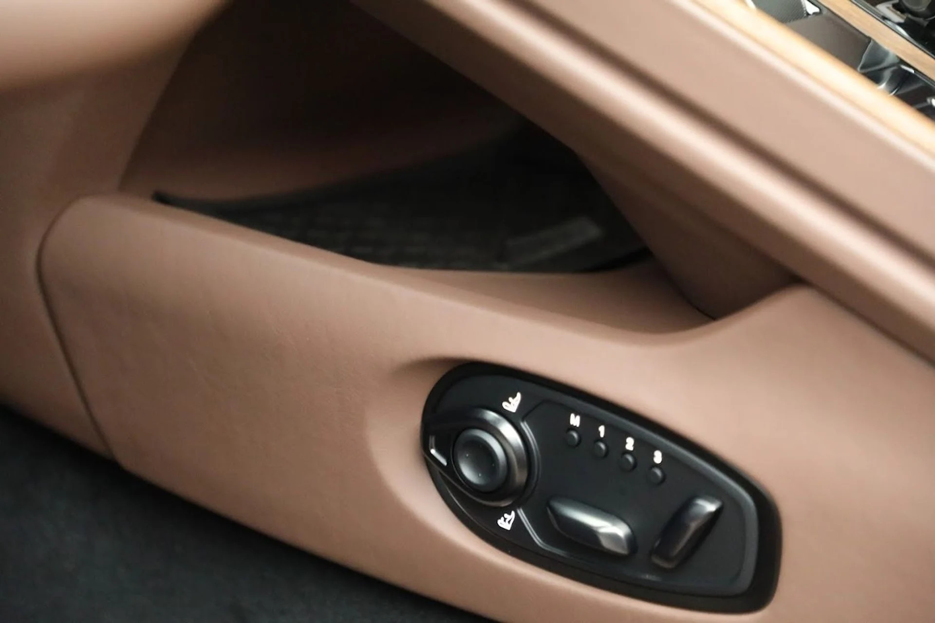 mph034_14789643_Used_2024_Aston_Martin_DB_12_Volante_5bce991633