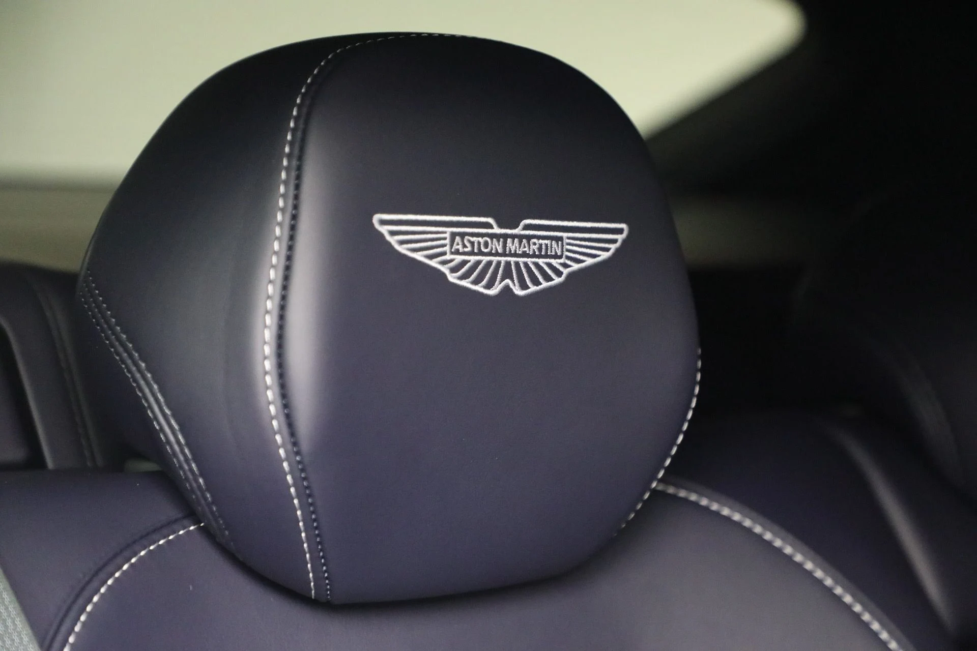 mph034_151062299_New_2026_Aston_Martin_DBX_707_1767992936_bfc24963bb