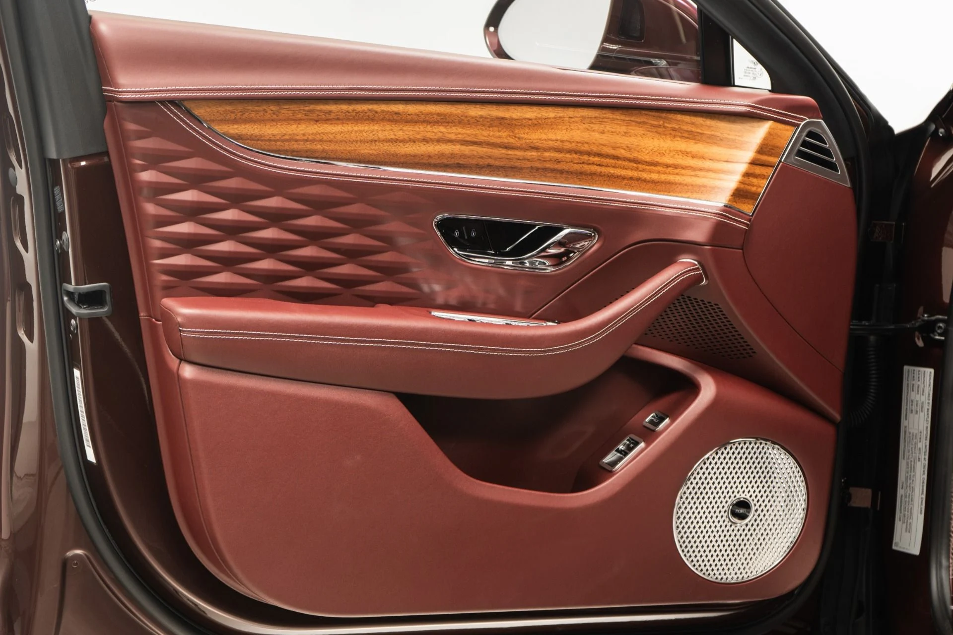 mph034_1521463696_Used_2023_Bentley_Flying_Spur_Azure_1755704000_32917d5daa