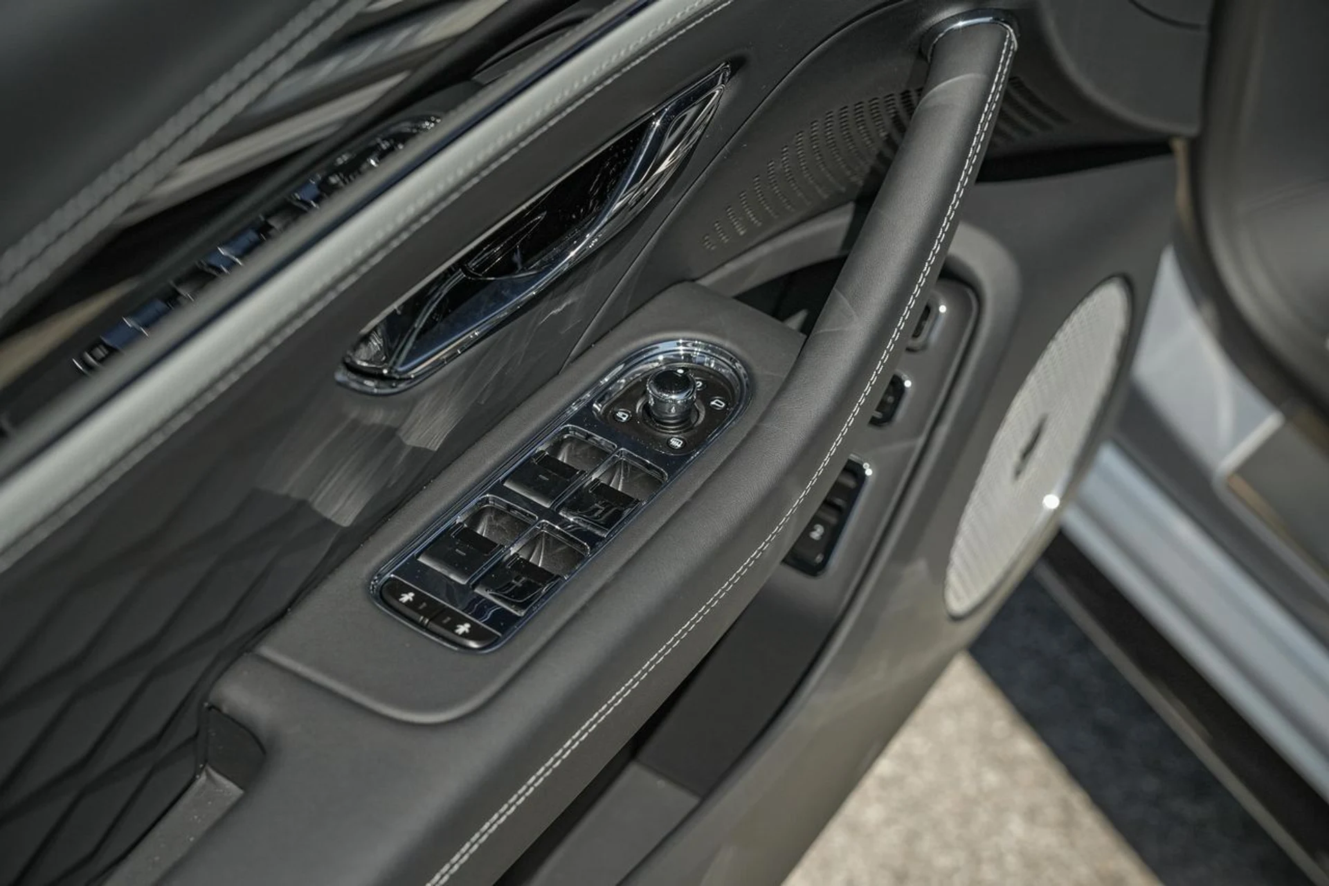 mph034_1530245492_Hi_Tech_Luxury_Imports_LLC_SCBBR_6_ZG_8_SC_021779_image_34_b95a228af9