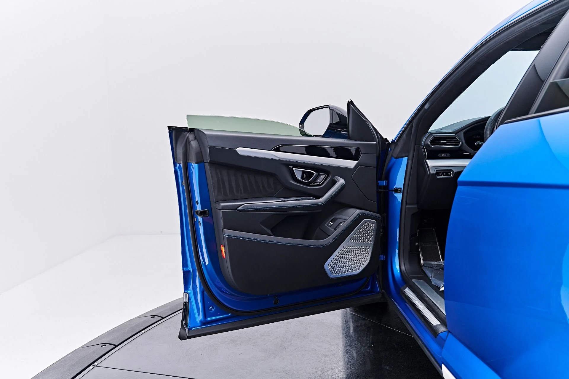 mph034_1539480411_Used_2020_Lamborghini_Urus_Base_1790959082_d5a1181c6a