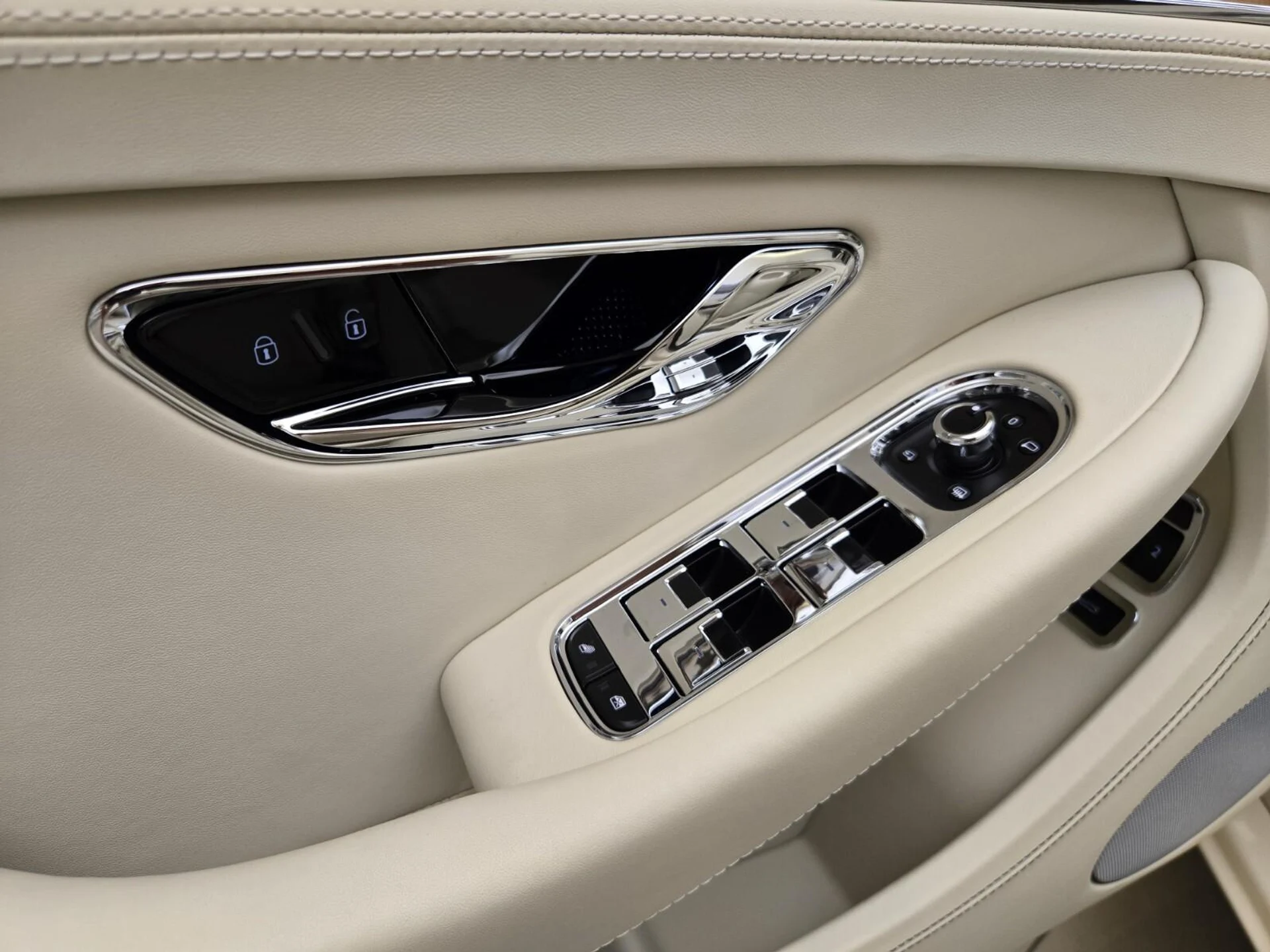 mph034_1545061328_Used_2023_Bentley_Continental_GTC_V8_1761030129_2022f5f02f