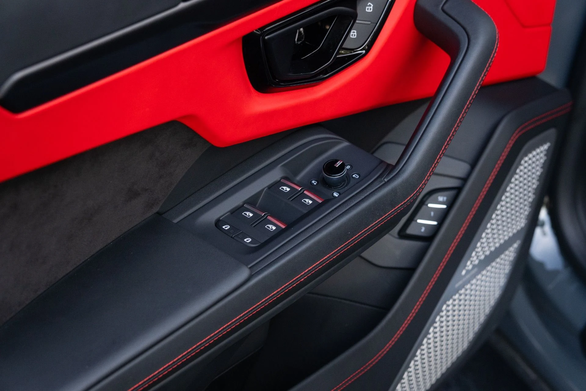 mph034_168366562_Used_2024_Lamborghini_Urus_S_1781216022_a72adc88e4