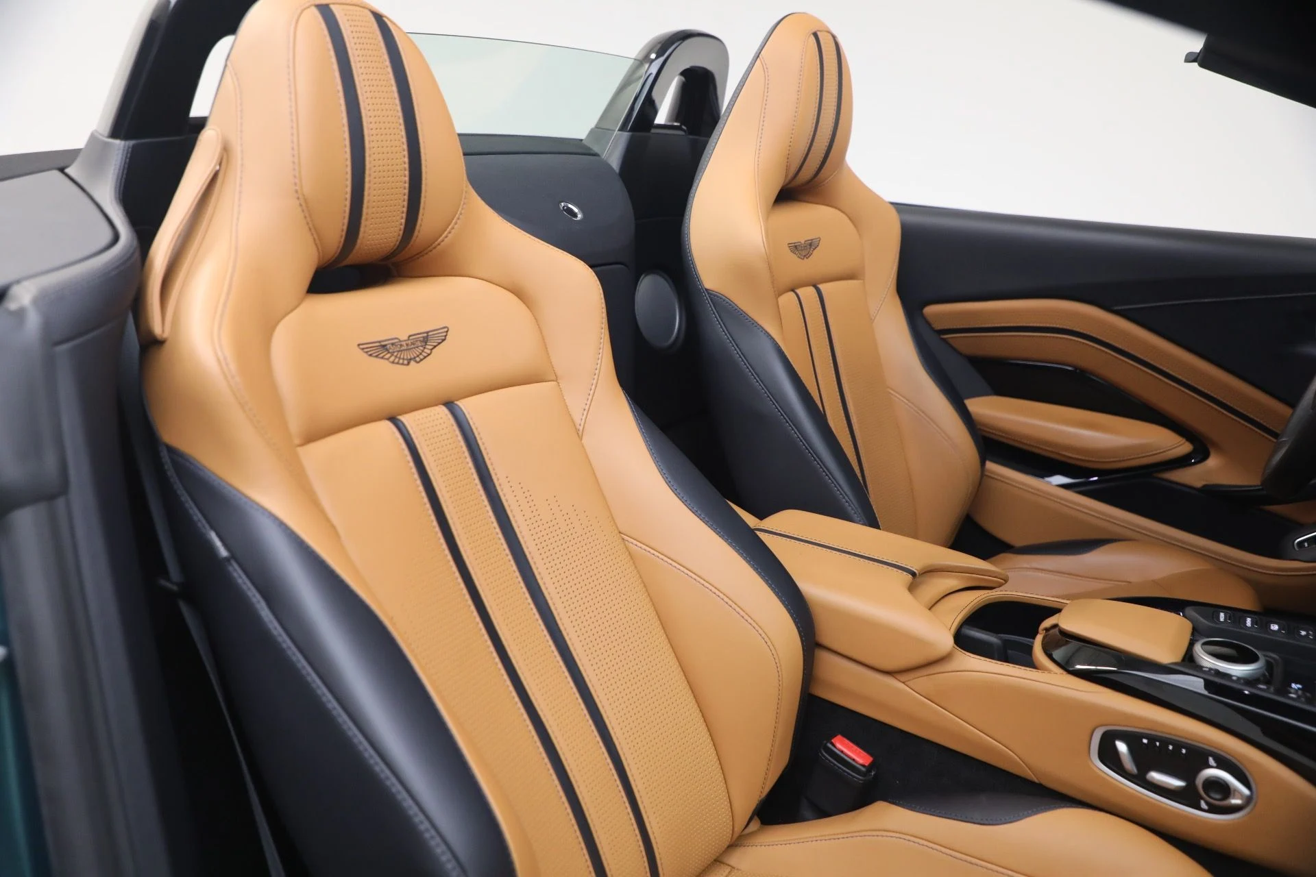 mph034_1733295093_Used_2023_Aston_Martin_Vantage_V8_1791917169_c67f6a22b1