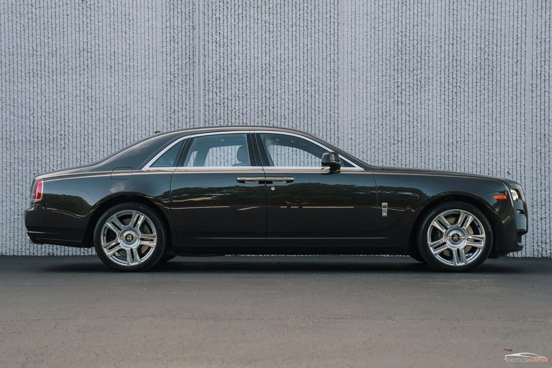mph034_1755022689_Used_2015_Rolls_Royce_Ghost_w_Rear_Theatre_Picnic_Tables_1754343563_f835d93b90